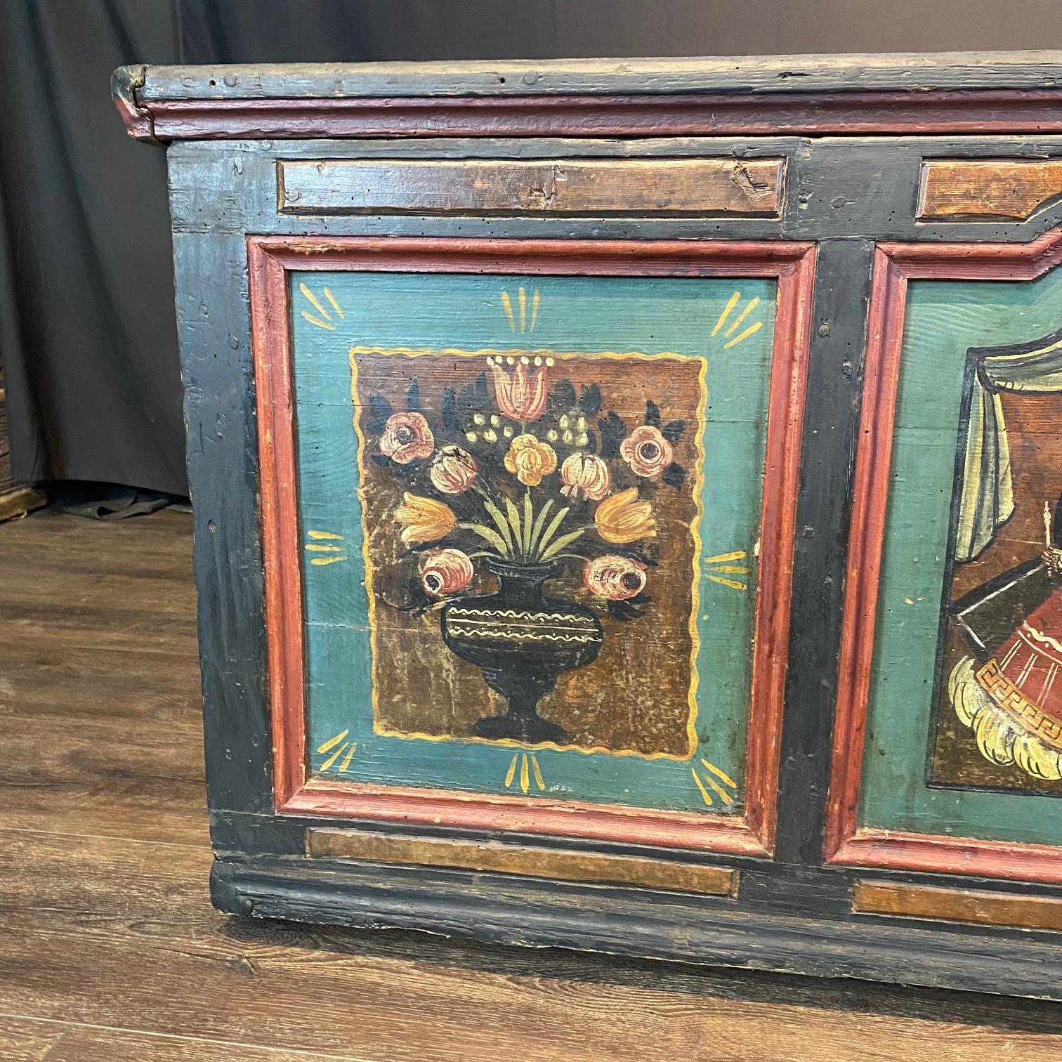 Début du XIXe siècle Coffre à couvertures antique peint de motifs floraux d'art populaire avec la Vierge et le Child en vente