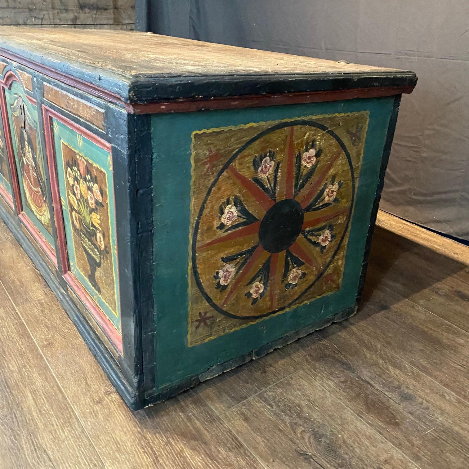 Bois Coffre à couvertures antique peint de motifs floraux d'art populaire avec la Vierge et le Child en vente
