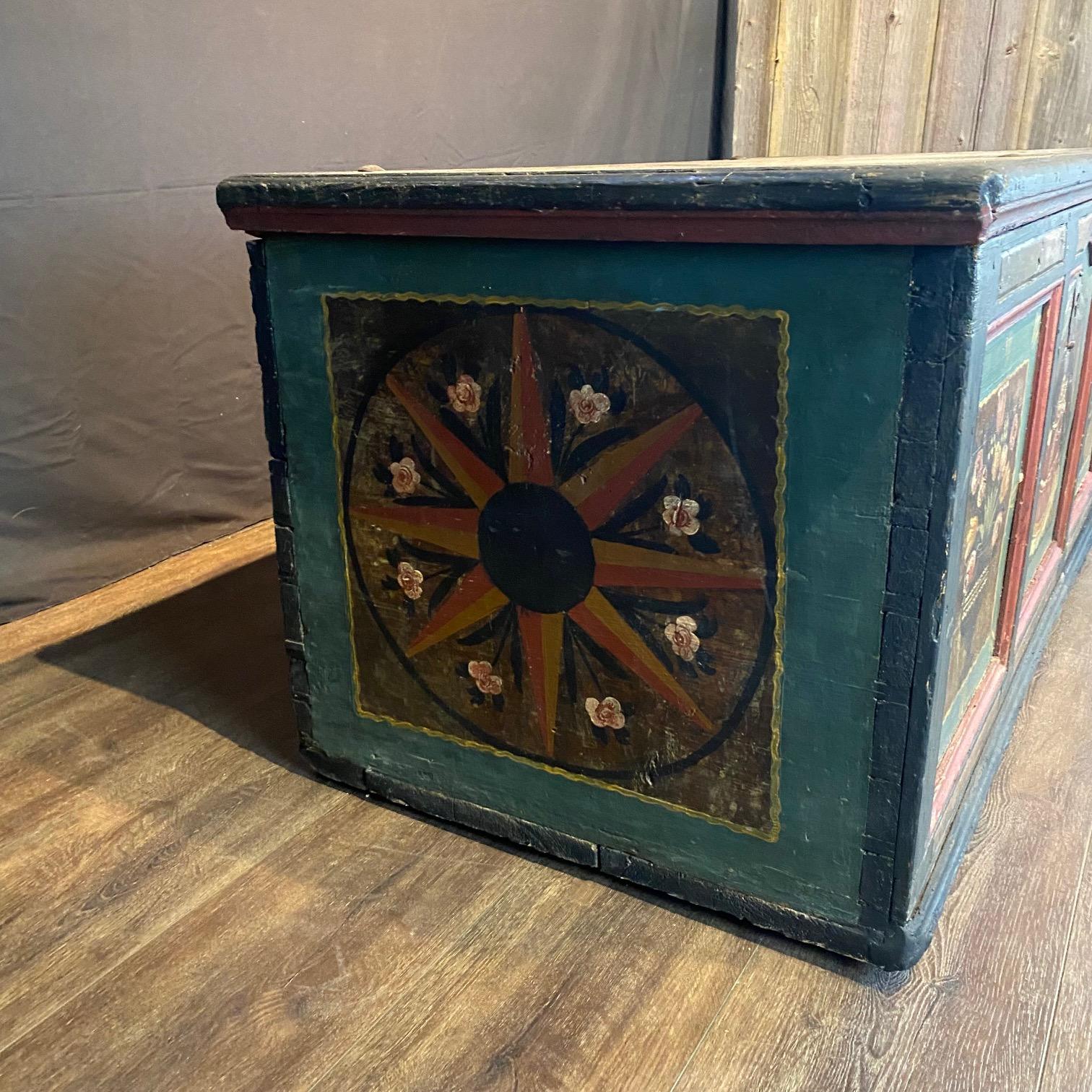 Coffre à couvertures antique peint de motifs floraux d'art populaire avec la Vierge et le Child en vente 1