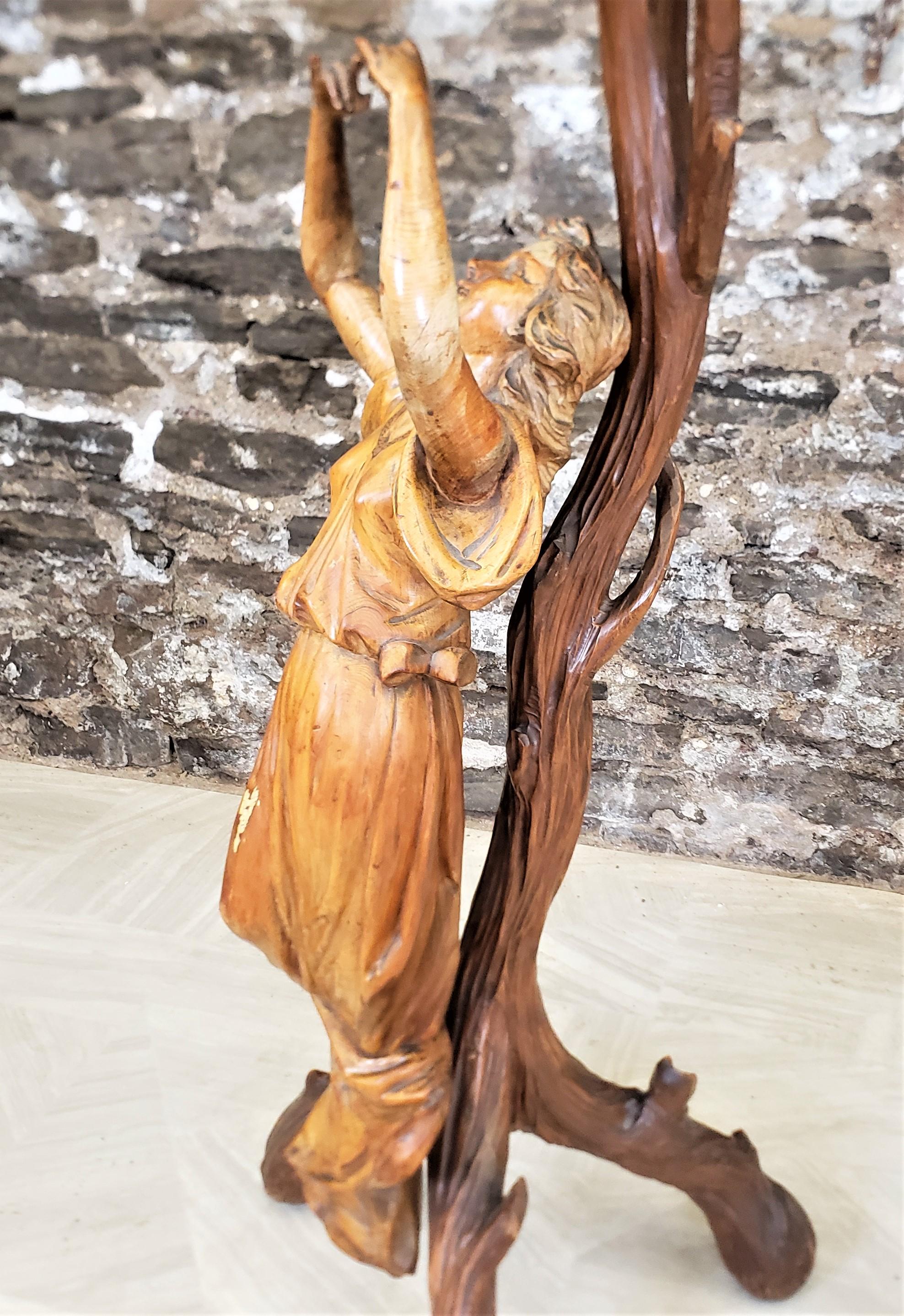 Table en vigne d'art populaire ancien avec femme et détails floraux sculptés à la main en vente 2