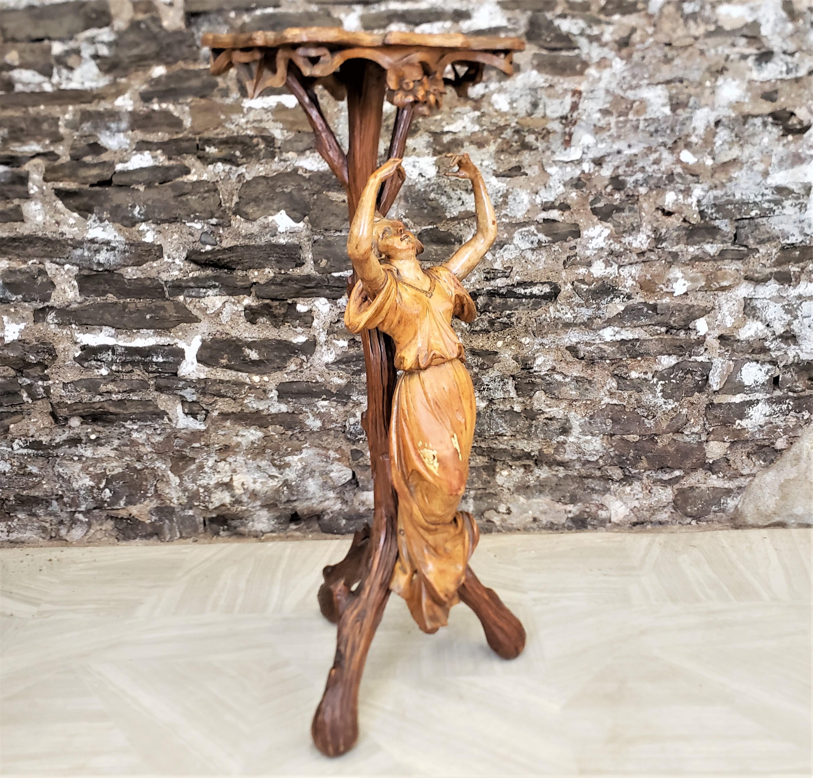 Art nouveau Table en vigne d'art populaire ancien avec femme et détails floraux sculptés à la main en vente