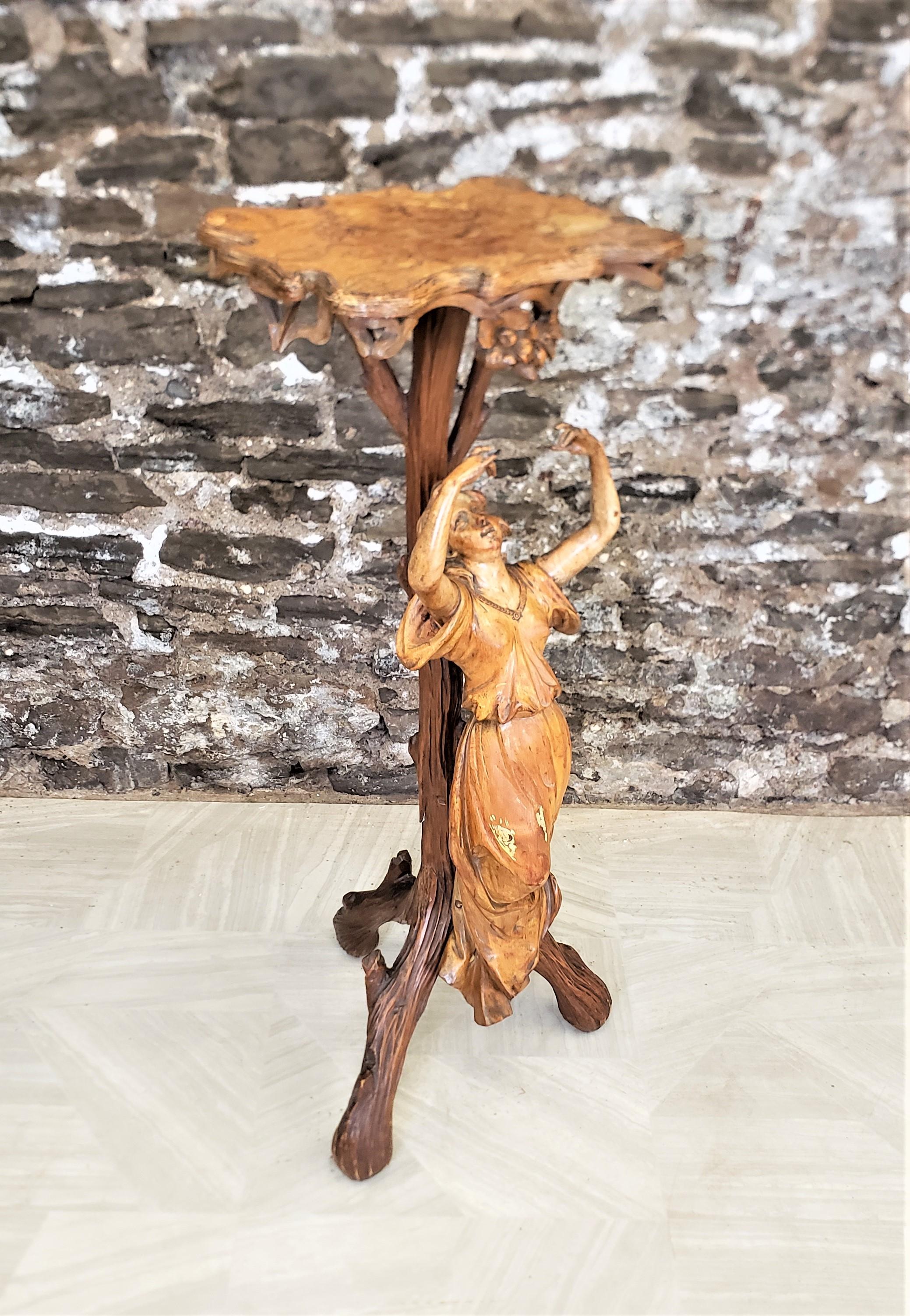 italien Table en vigne d'art populaire ancien avec femme et détails floraux sculptés à la main en vente