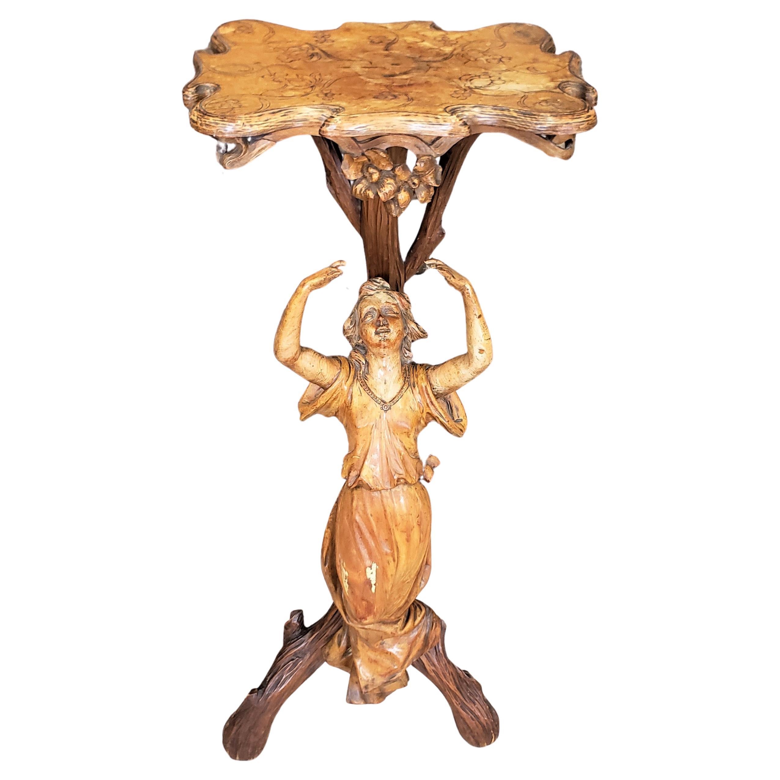 Table en vigne d'art populaire ancien avec femme et détails floraux sculptés à la main en vente