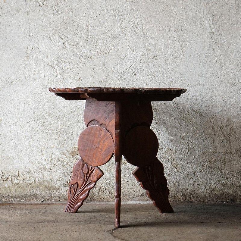 Antique Folk Art Hand Carved Dish Top Occasional Table, Early 20th Century In Good Condition In Bristol, GB