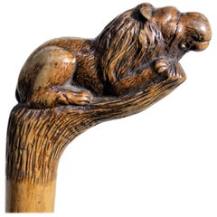 Canne ou bâton de marche antique d'art populaire sculptée à la main:: représentant un lion assis et muni d'une poignée