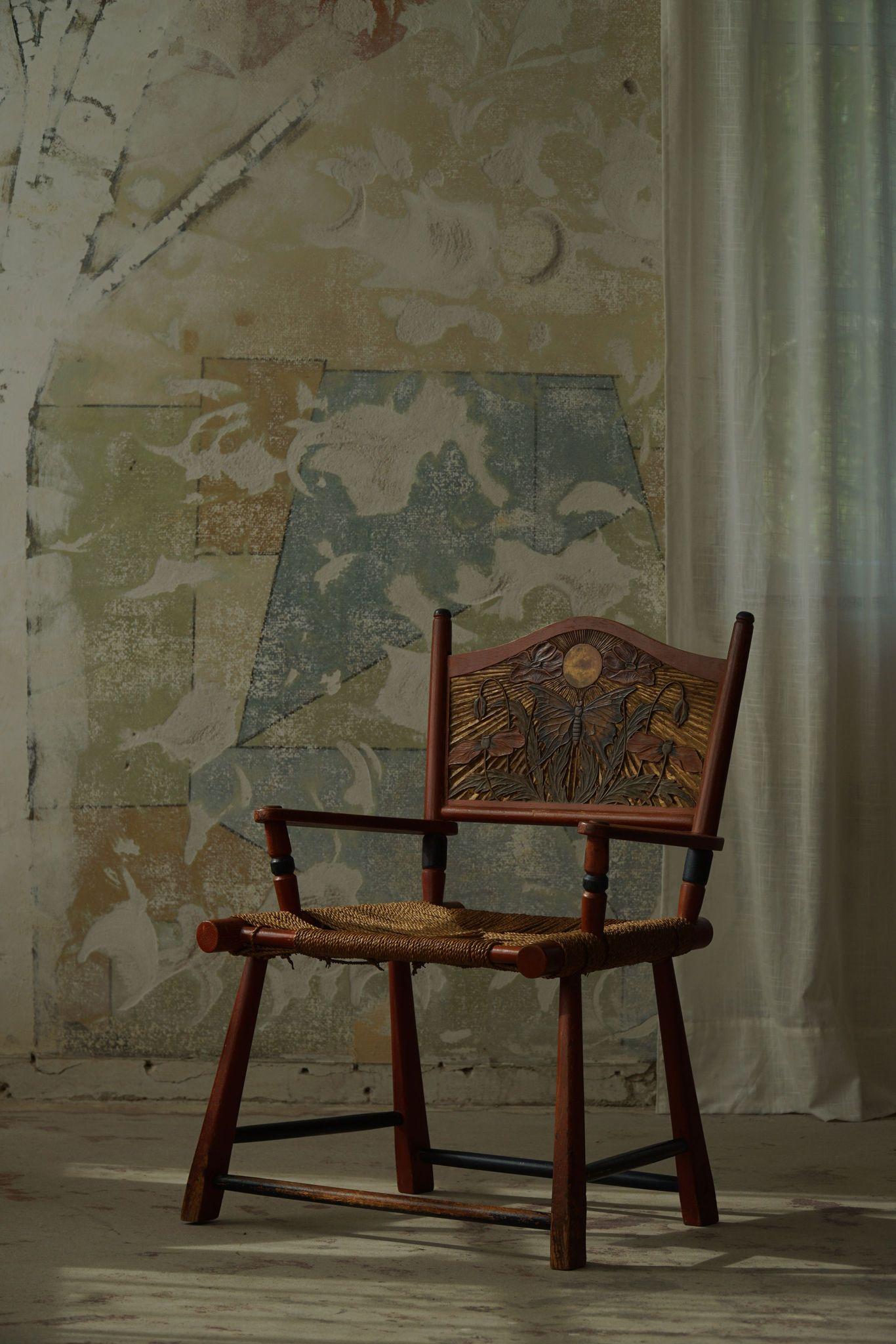 Questa raffinata poltrona svedese Folk Art, realizzata a mano e risalente ai primi anni del XX secolo, è un esempio lampante di design Wabi-Sabi, che celebra la bellezza dell'imperfezione e dell'età. La sedia è realizzata in legno massiccio,