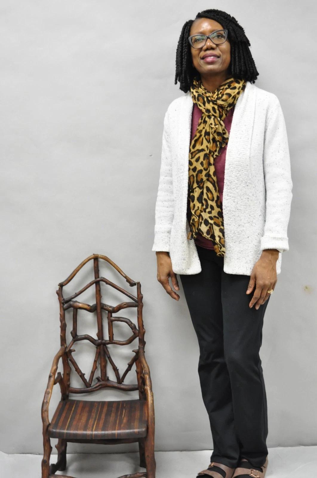 Antique Folk Art Handmade Wooden Twig Branch Adirondack Small Childs Chair. CIRCA Spätes 19. Jahrhundert. Abmessungen: 32,5