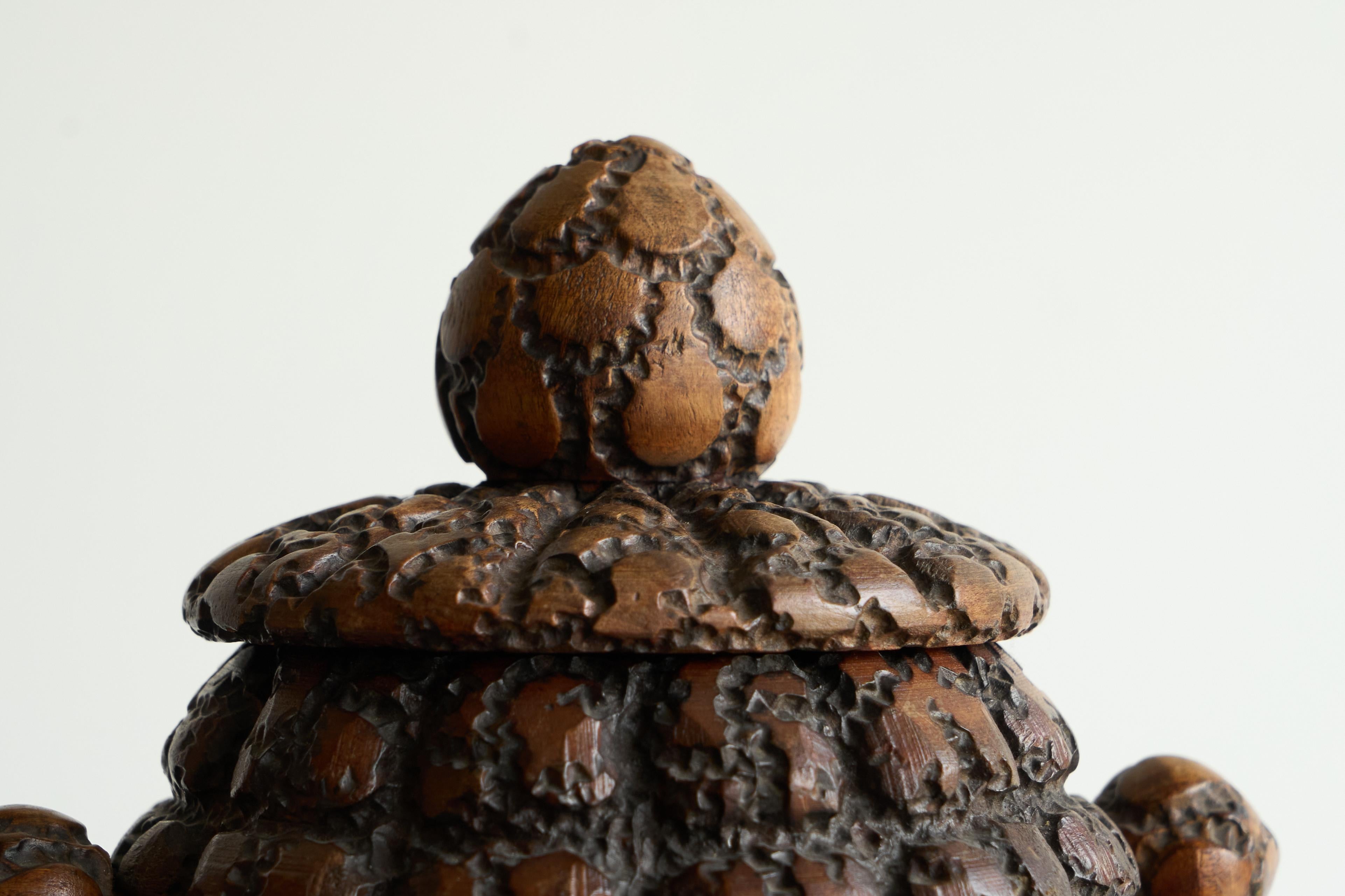 Antique Folk Art Lidded Pot in Carved Wood Early 20th Century For Sale 1