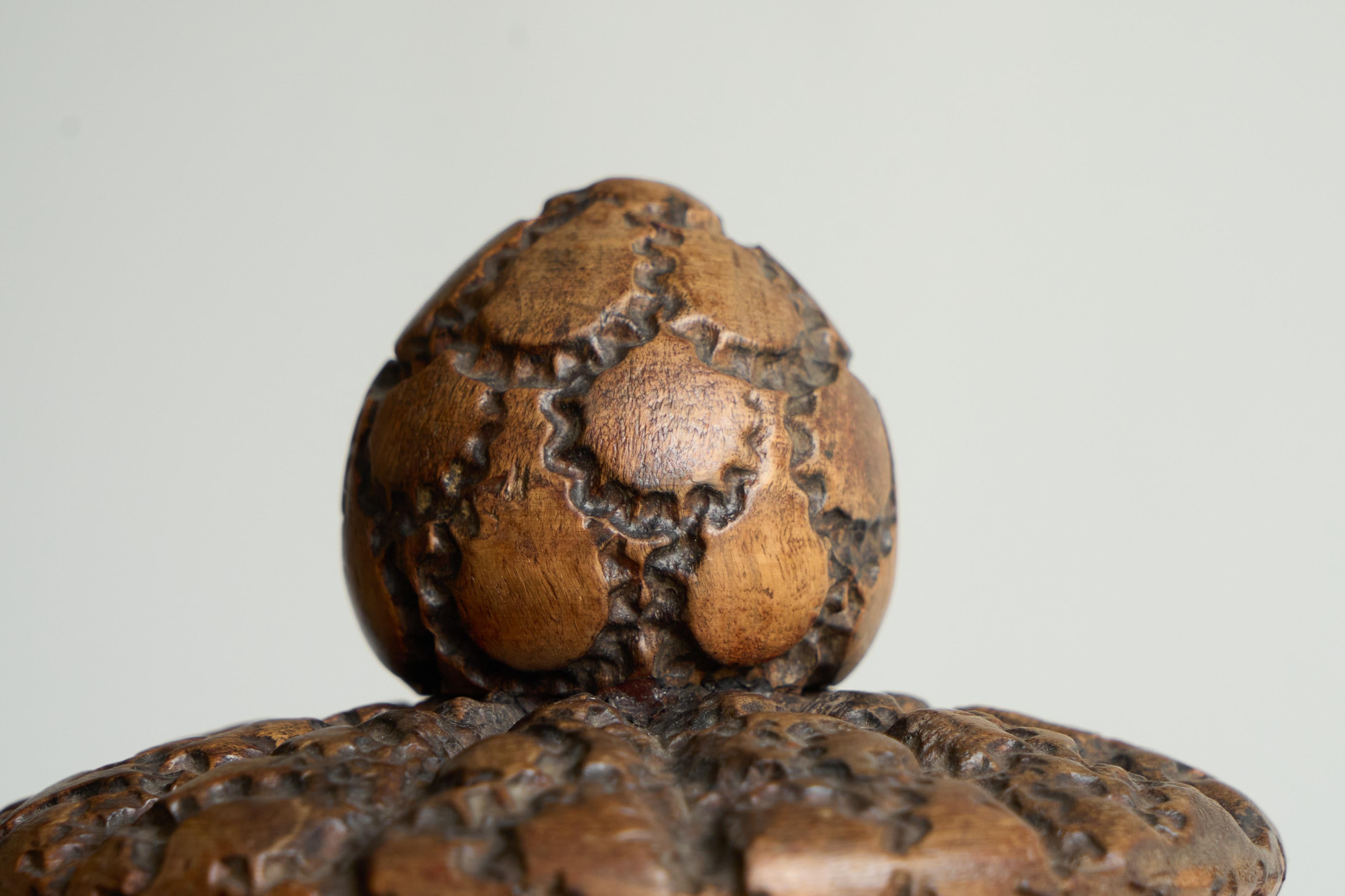 Antique Folk Art Lidded Pot in Carved Wood Early 20th Century For Sale 3