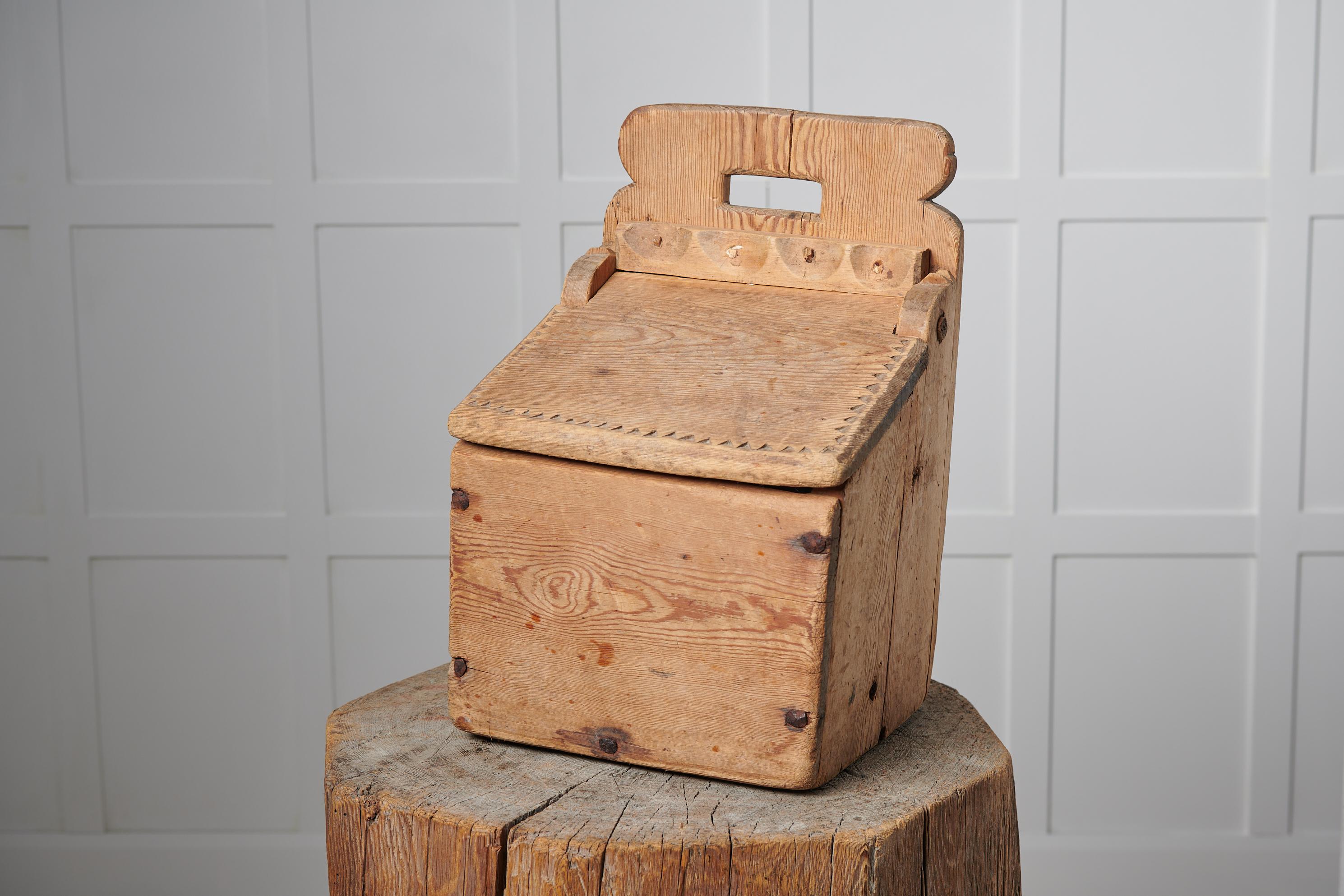 Volkskunst-Mehlbox aus Nordschweden. Die Kiste wurde Mitte des 19. Jahrhunderts in Handarbeit aus Kiefernholz hergestellt und diente zur Lagerung von Mehl. Boxen wie diese stehen frei auf der Theke oder hängen in der Küche an der Wand, damit das