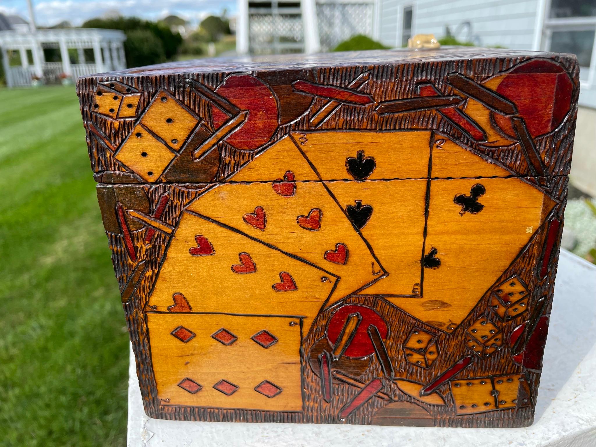 Antike bemalte Volkskunst-Spielkartenspielkasten mit Kartenspielern, 1930 im Angebot 6