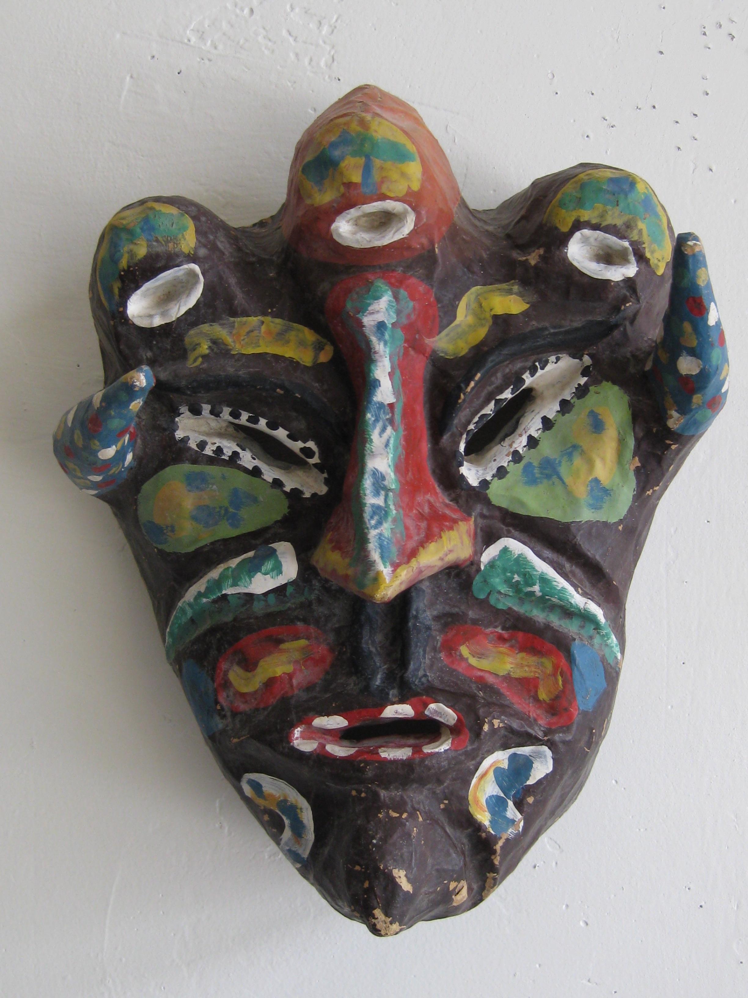 Très unique masque de costume vaudou en papier/papier mâché Folk Art fait à la main pour Mardi Gras/Halloween. Le masque est fait à la main et peint par l'artiste. Signé 