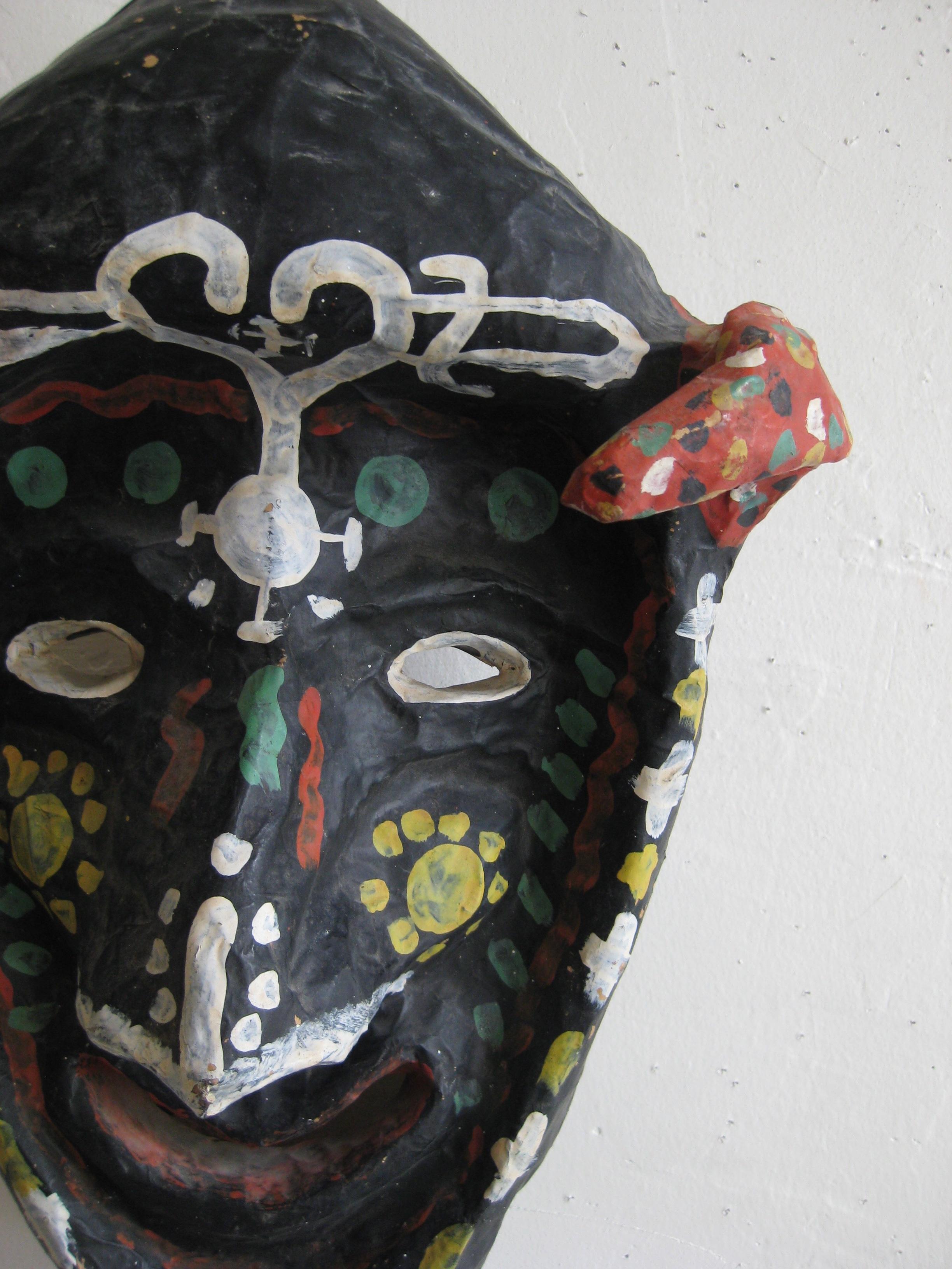 20ième siècle Masque de costume Voodoo d'Halloween en papier mâché d'art populaire ancien de Mardi Gras en vente