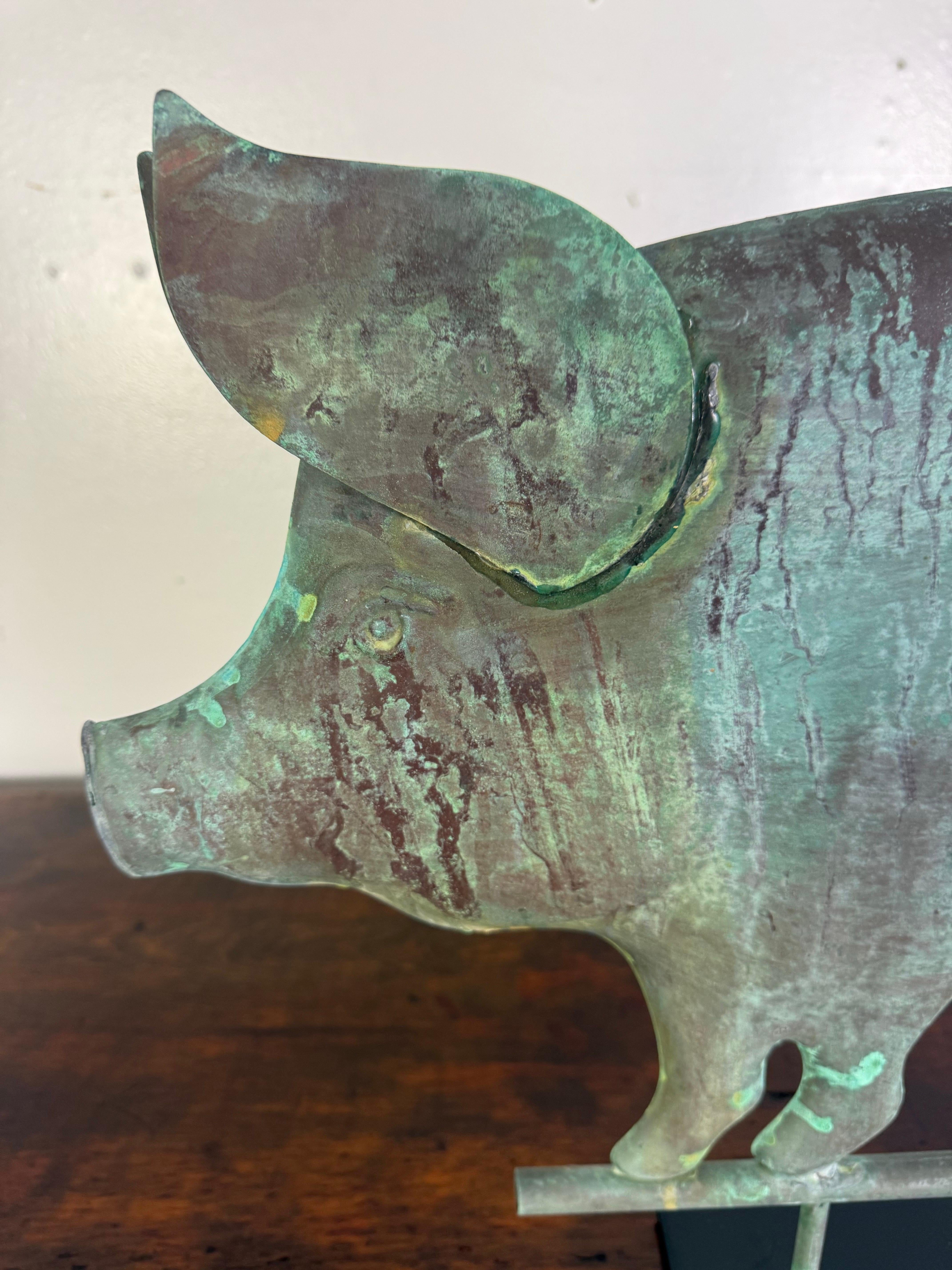 Arte popolare Antica banderuola folkloristica a forma di maiale su supporto personalizzato in vendita