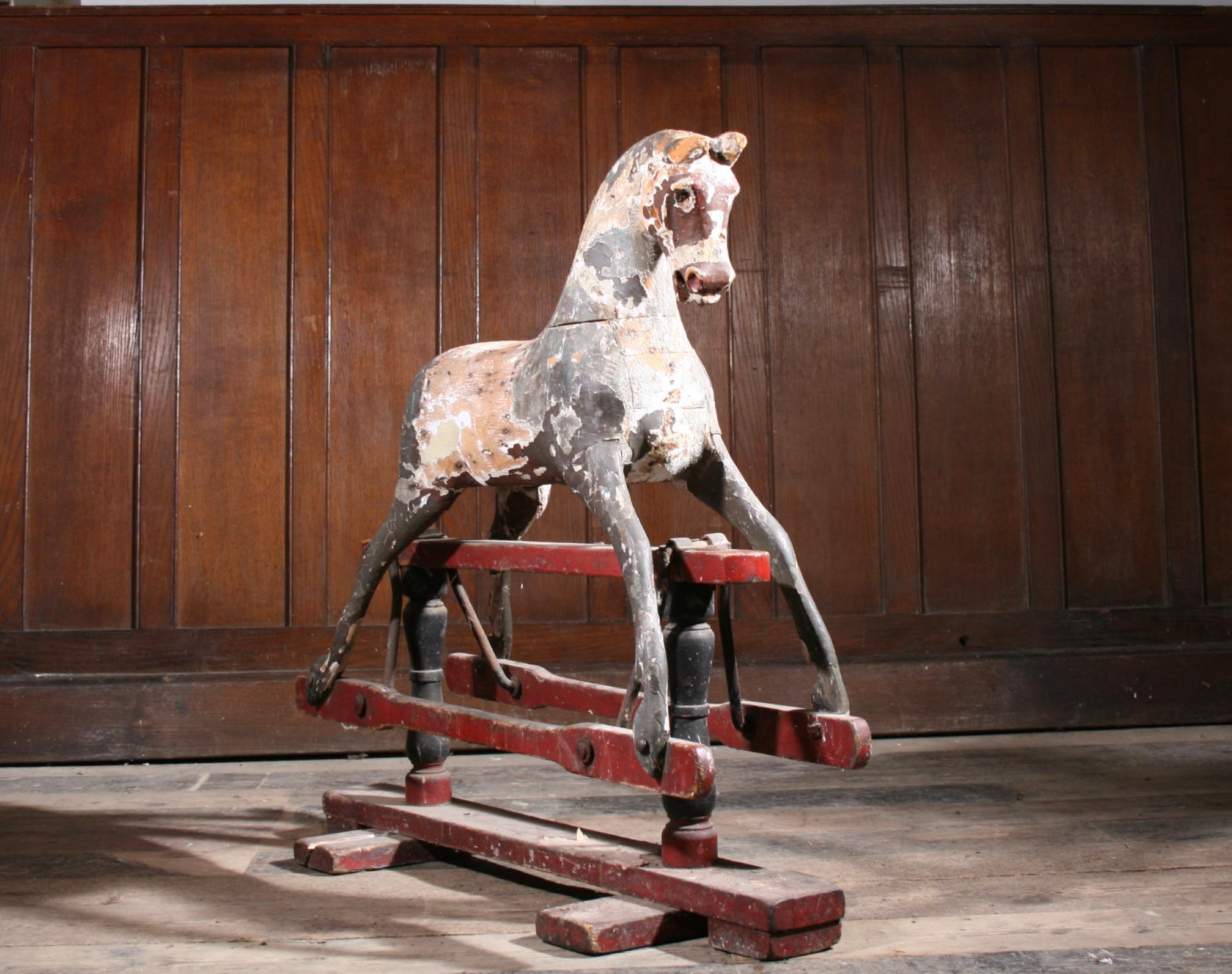 Cheval à bascule antique d'art populaire en peinture d'origine, datant de Circa. 1900. Le cheval est en très bon état structurel d'origine et conserve pratiquement toute sa peinture d'origine.  La selle, la bride, etc. ont été enlevées à un moment