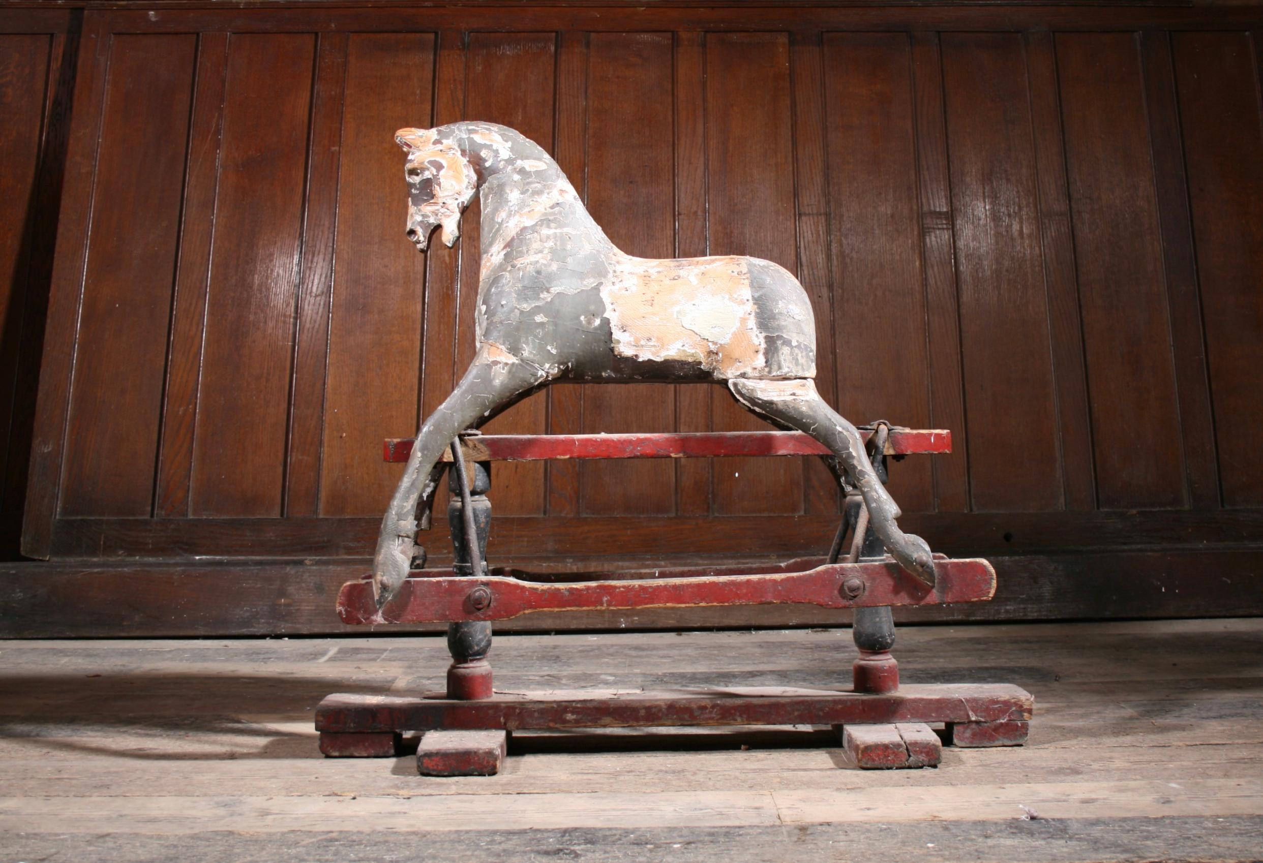 Sculpté Cheval à bascule antique d'art populaire en peinture originale en vente