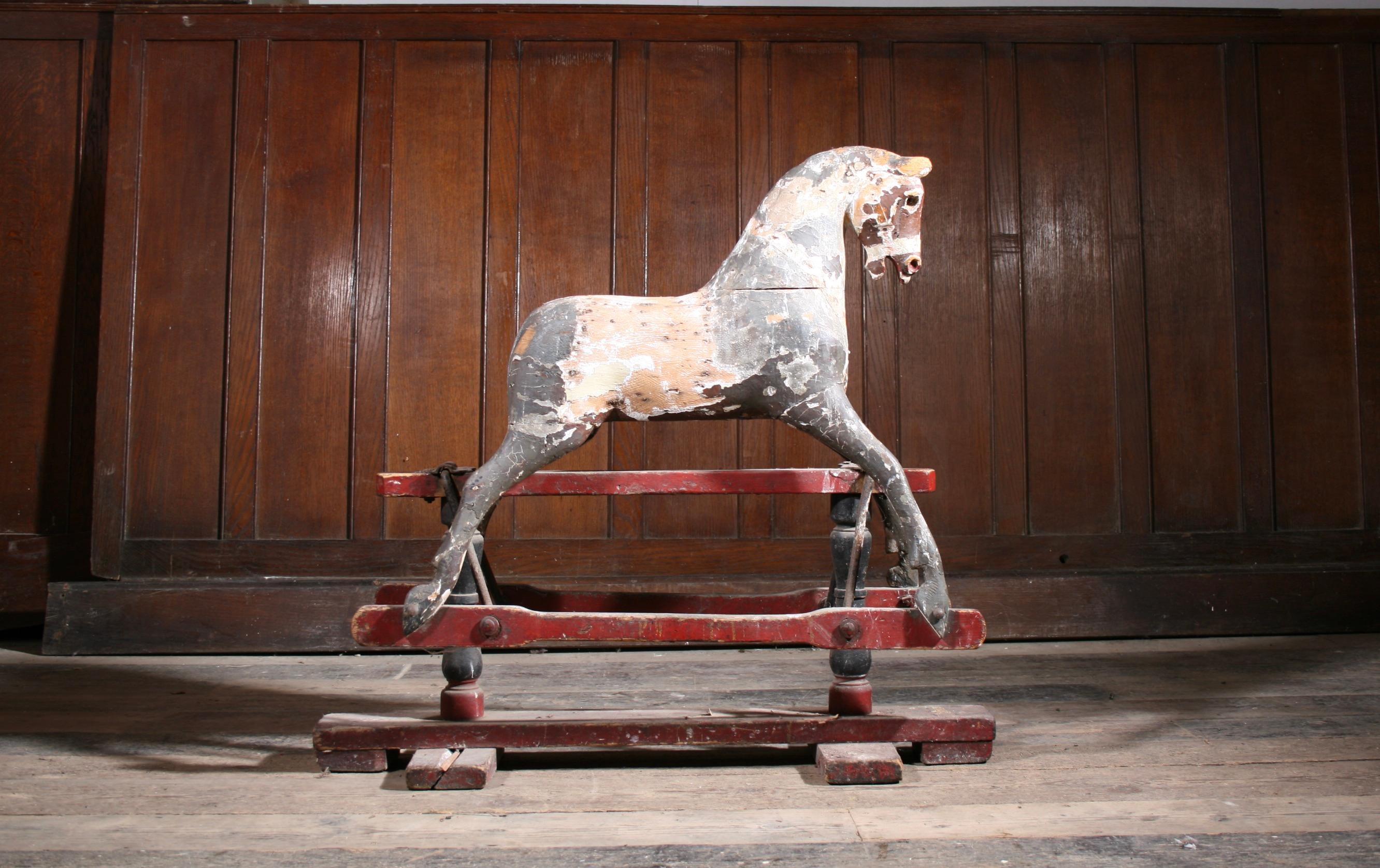 Début du 20ème siècle Cheval à bascule antique d'art populaire en peinture originale en vente