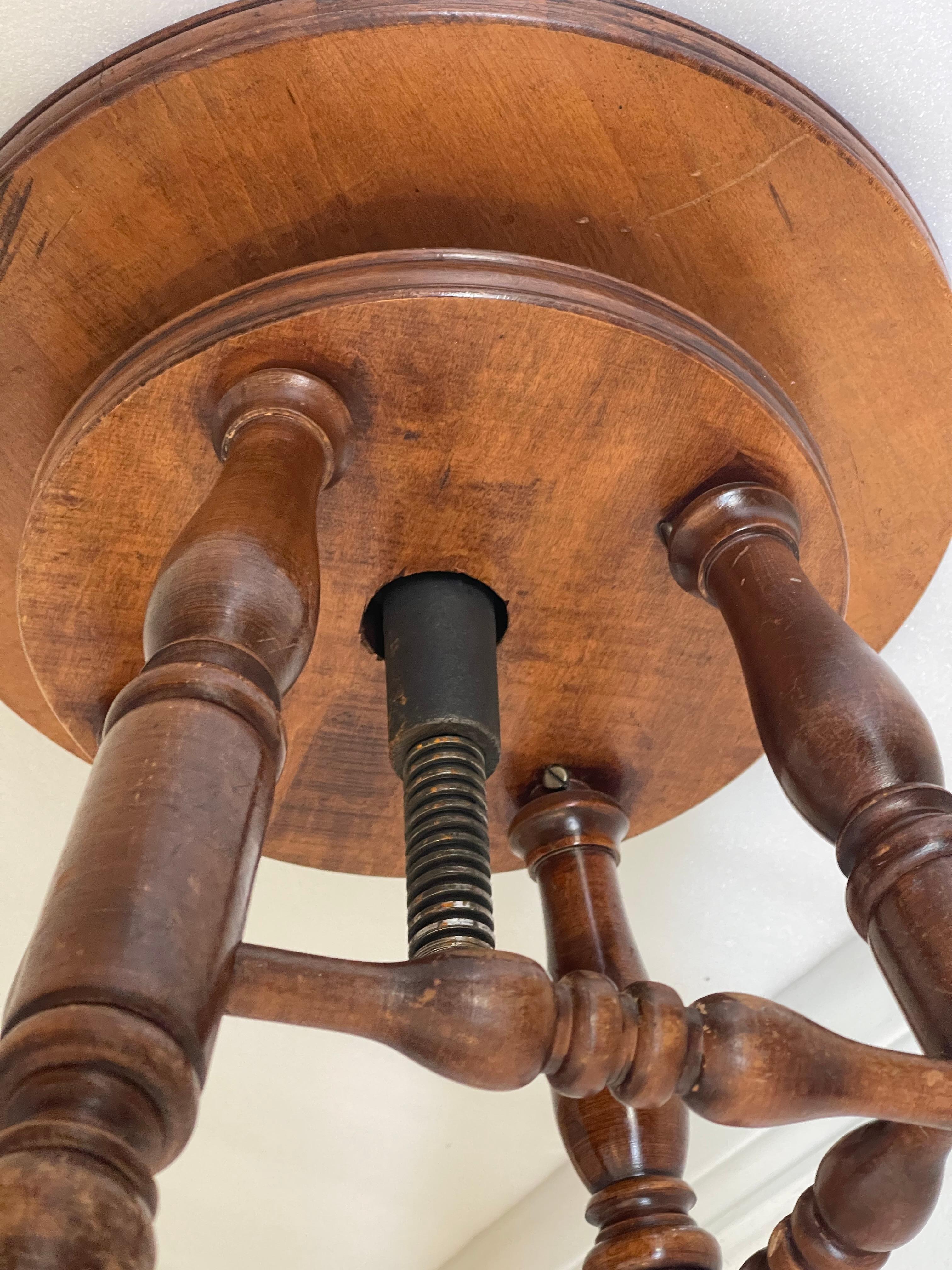 Antique Folk Art RounfvExtendable Table In Good Condition For Sale In Boca Raton, FL