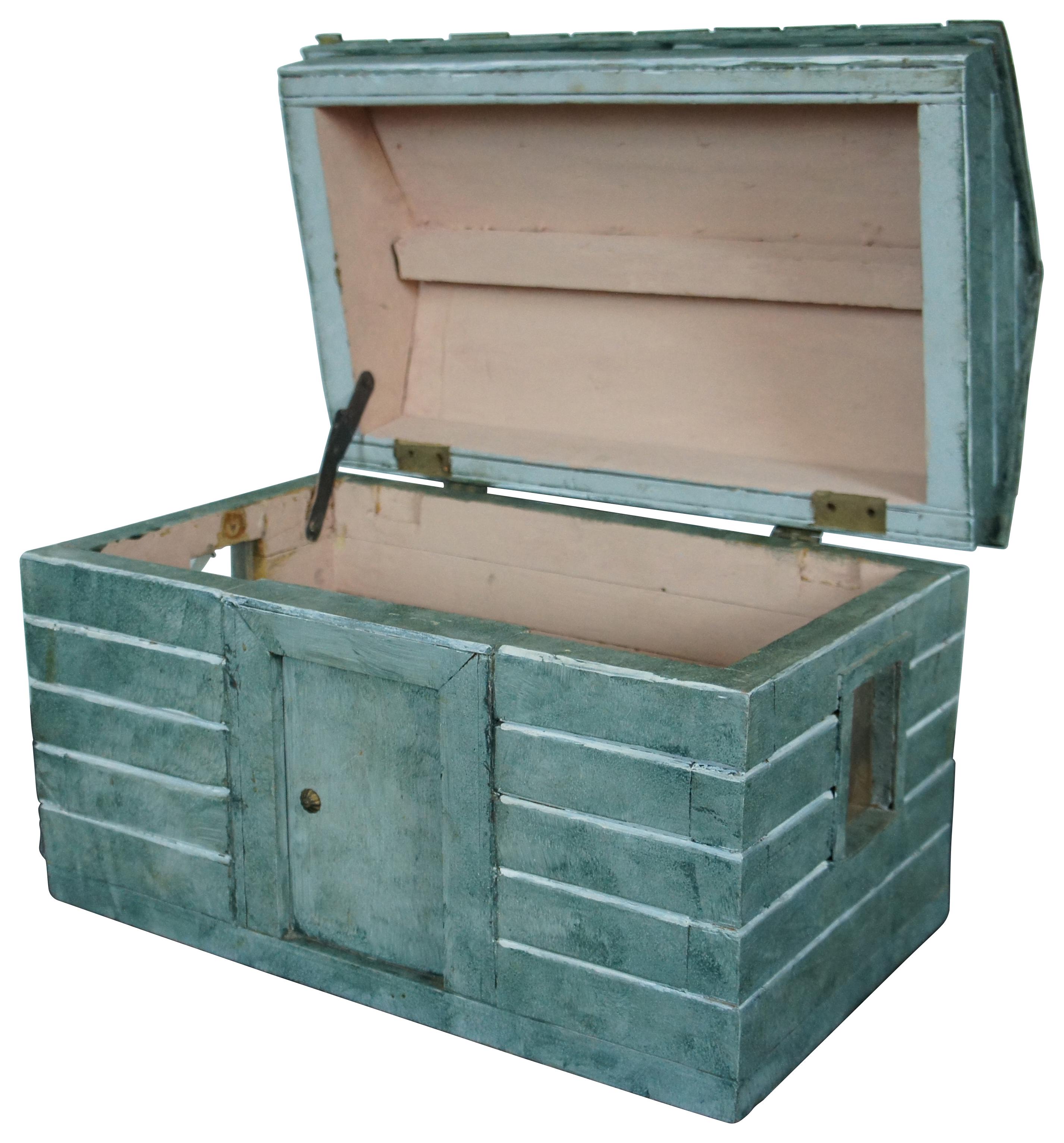 Artisanat Boîte de rangement pour jouets antique d'art populaire rustique en forme de cabane de ferme en vente