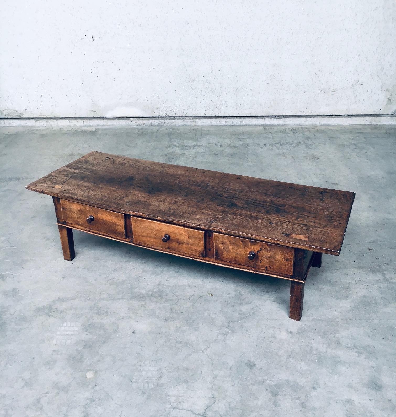 Antique Folk Art Spanish Low Console or Coffee Table 1890's In Good Condition For Sale In Oud-Turnhout, VAN