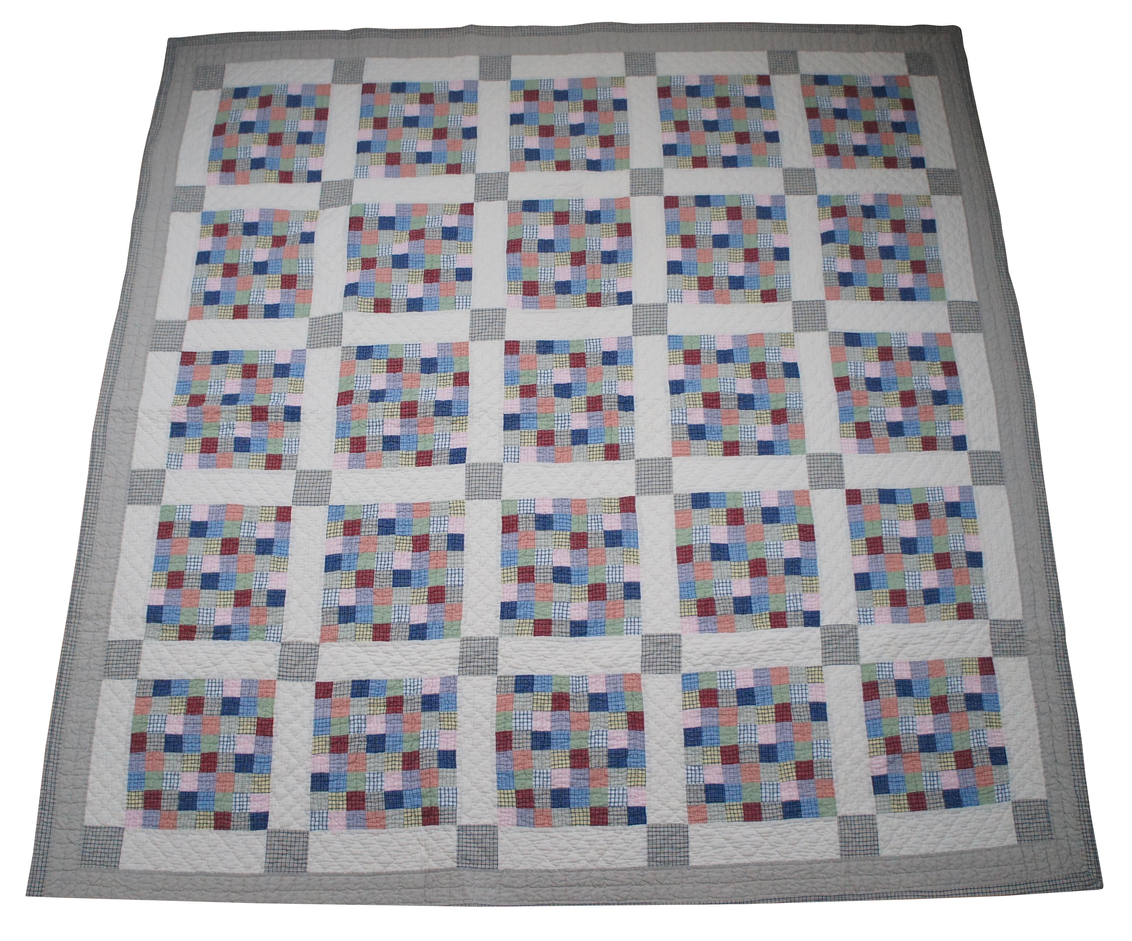 Antike handgestickte Tagesdecke mit geometrischen Blöcken aus buntem Gingham, unterteilt durch weiße und graue Blöcke, mit einer grauen und beigen Bordüre. Maße: 86