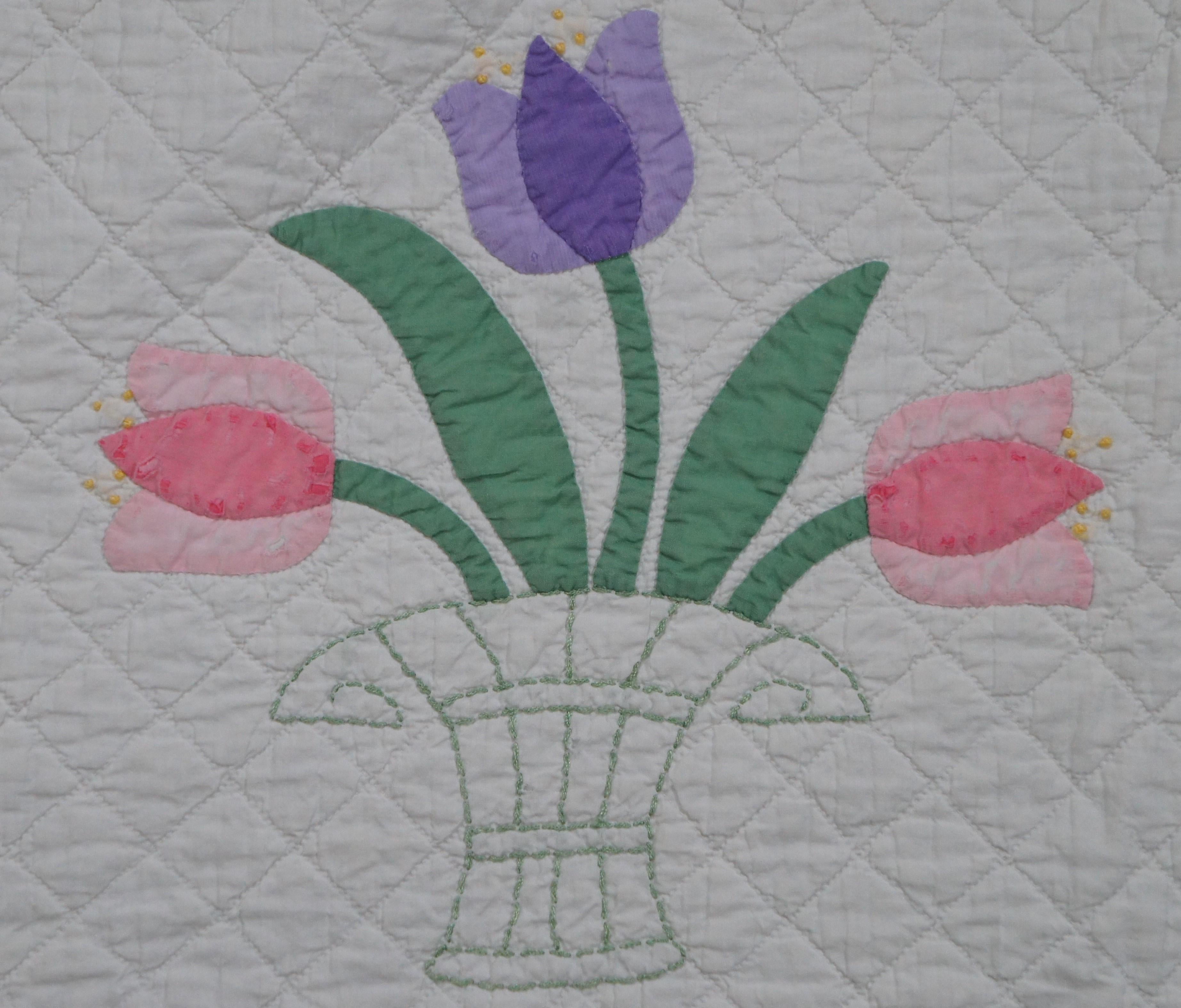 Antike Volkskunst- Steppdecke mit Stickereien und Tulpenblumenkörben-Applikationen (Baumwolle) im Angebot