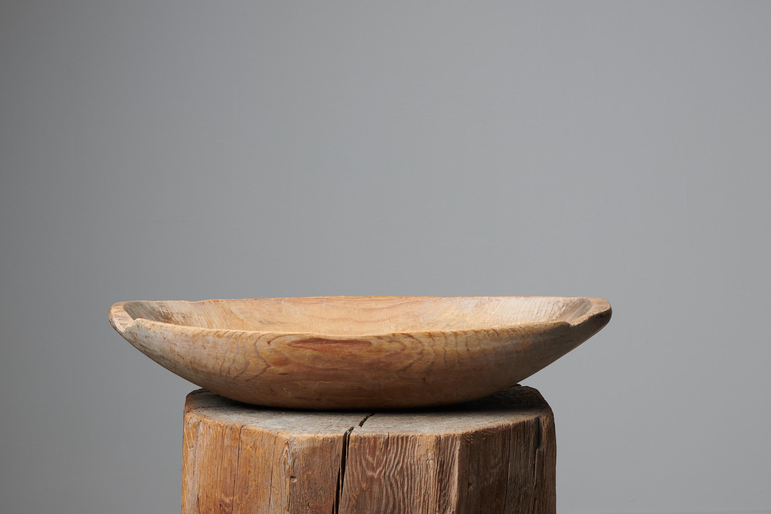 Ancienne coupe en bois d'art populaire suédois fabriquée au milieu des années 1800, vers 1850. Le bol est un objet utilitaire qui était utilisé quotidiennement dans le ménage pour conserver et servir la nourriture. Le pin du bol présente une patine