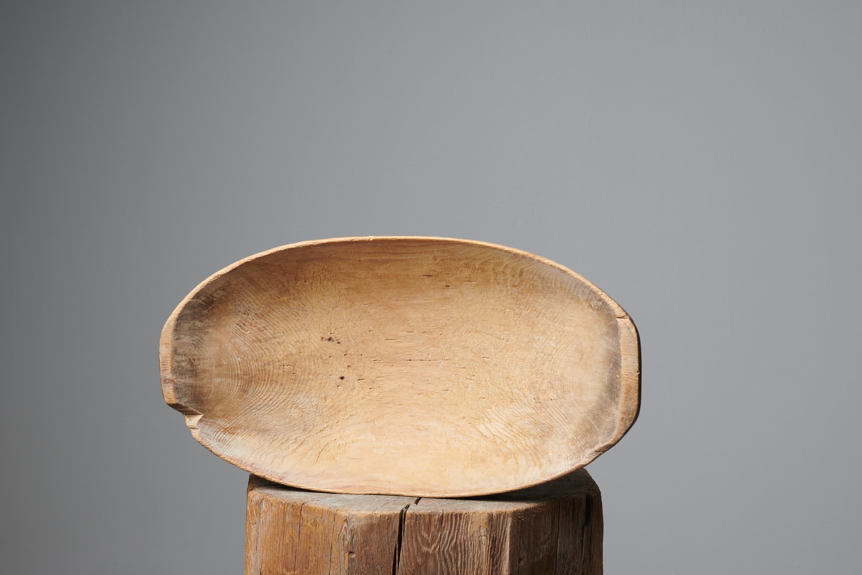 Ancien bol à auge en pin suédois d'art populaire Bon état - En vente à Kramfors, SE