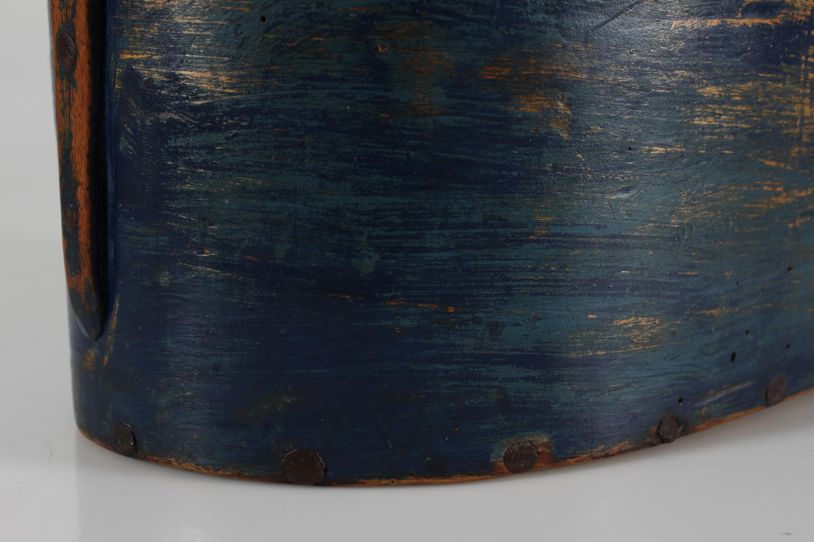 Antique Folk Art Tejne Wood Container Original Blue Paint, Denmark ca 1850s en vente 2