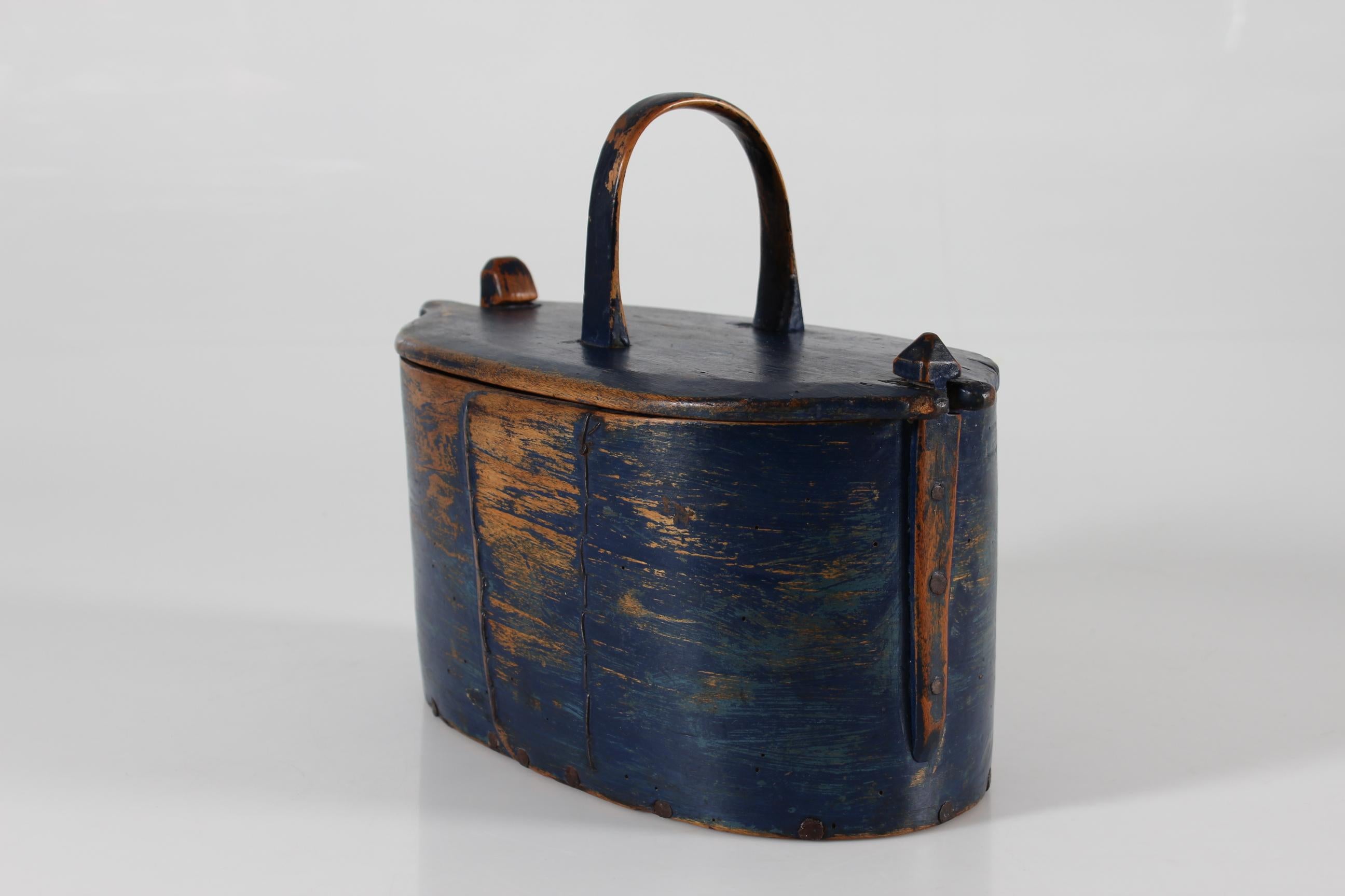 Artisanat Antique Folk Art Tejne Wood Container Original Blue Paint, Denmark ca 1850s en vente