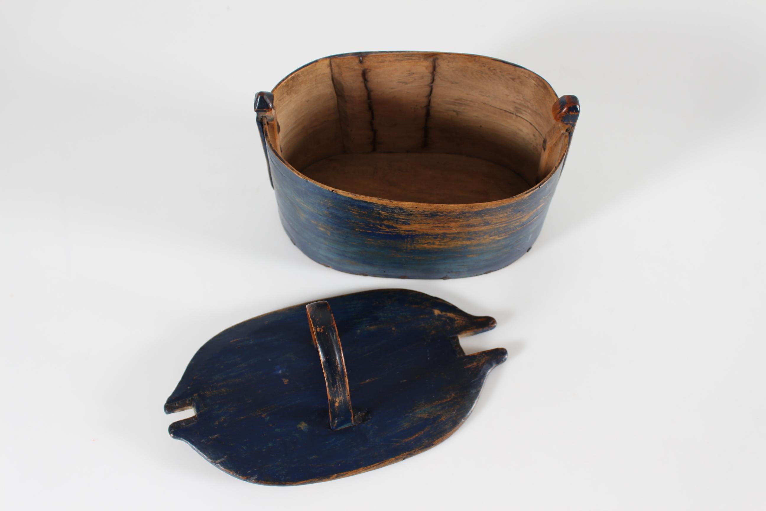 Scandinave Antique Folk Art Tejne Wood Container Original Blue Paint, Denmark ca 1850s en vente