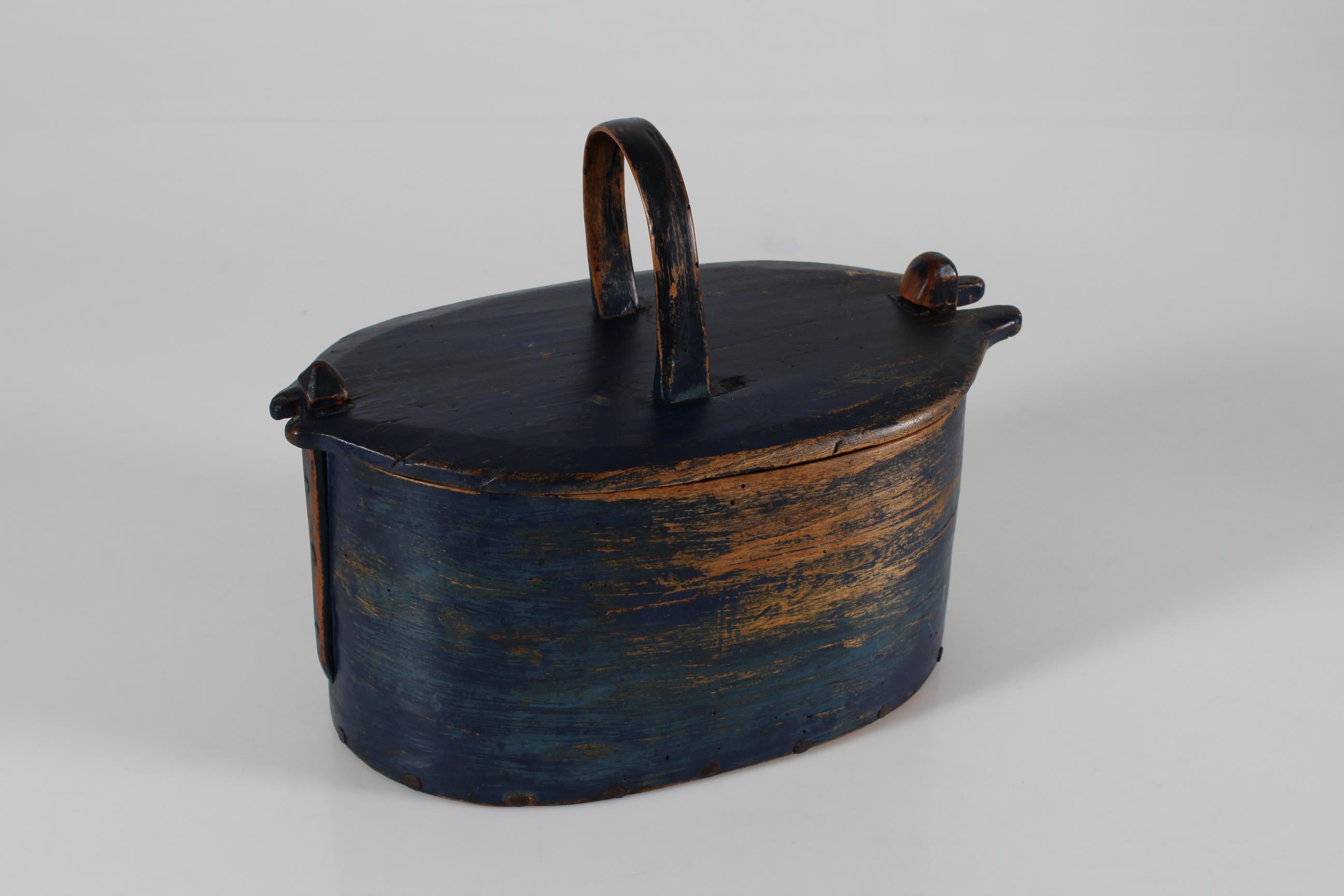Peint à la main Antique Folk Art Tejne Wood Container Original Blue Paint, Denmark ca 1850s en vente