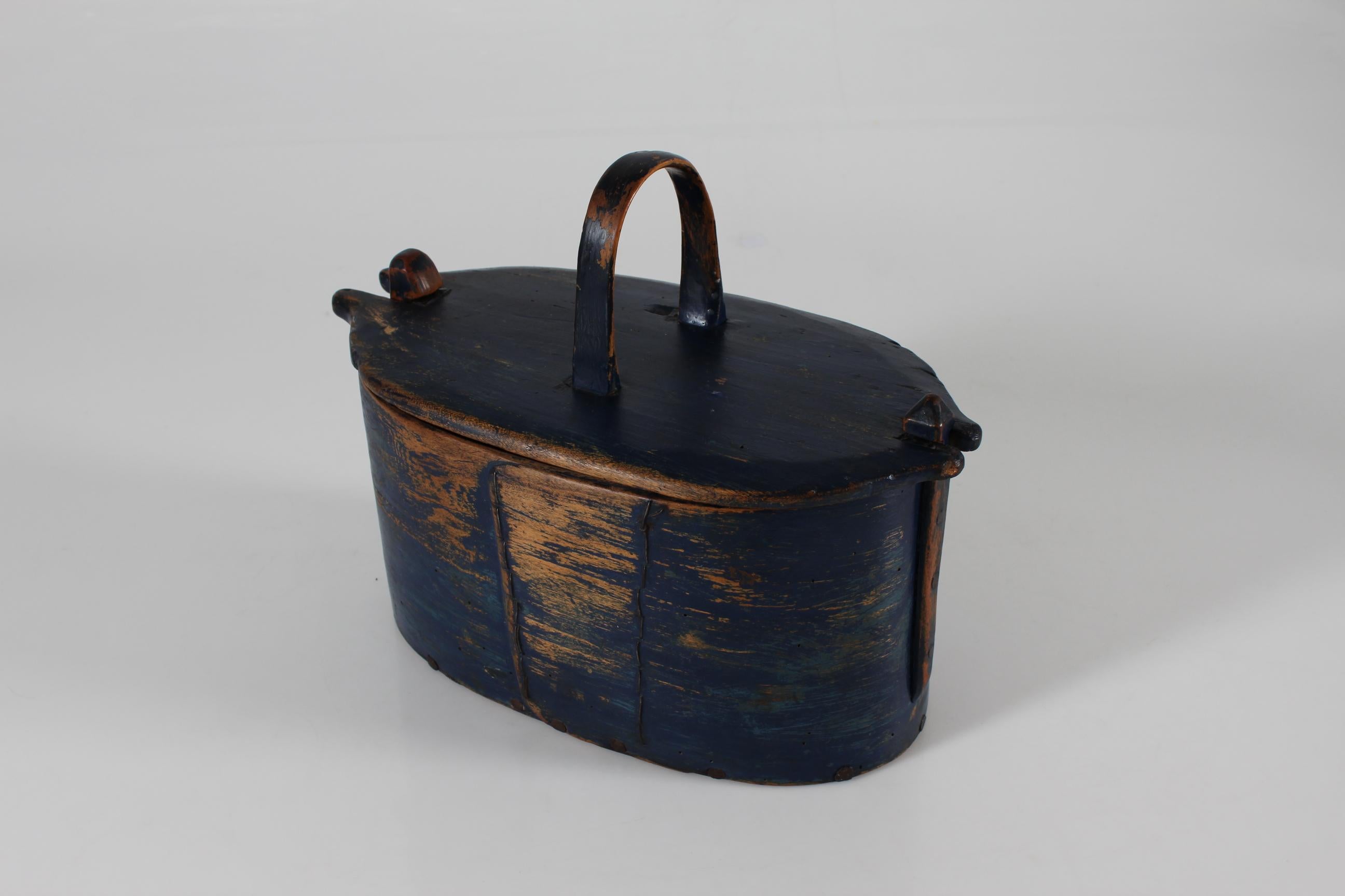 Antique Folk Art Tejne Wood Container Original Blue Paint, Denmark ca 1850s État moyen - En vente à Silkeborg, Silkeborg