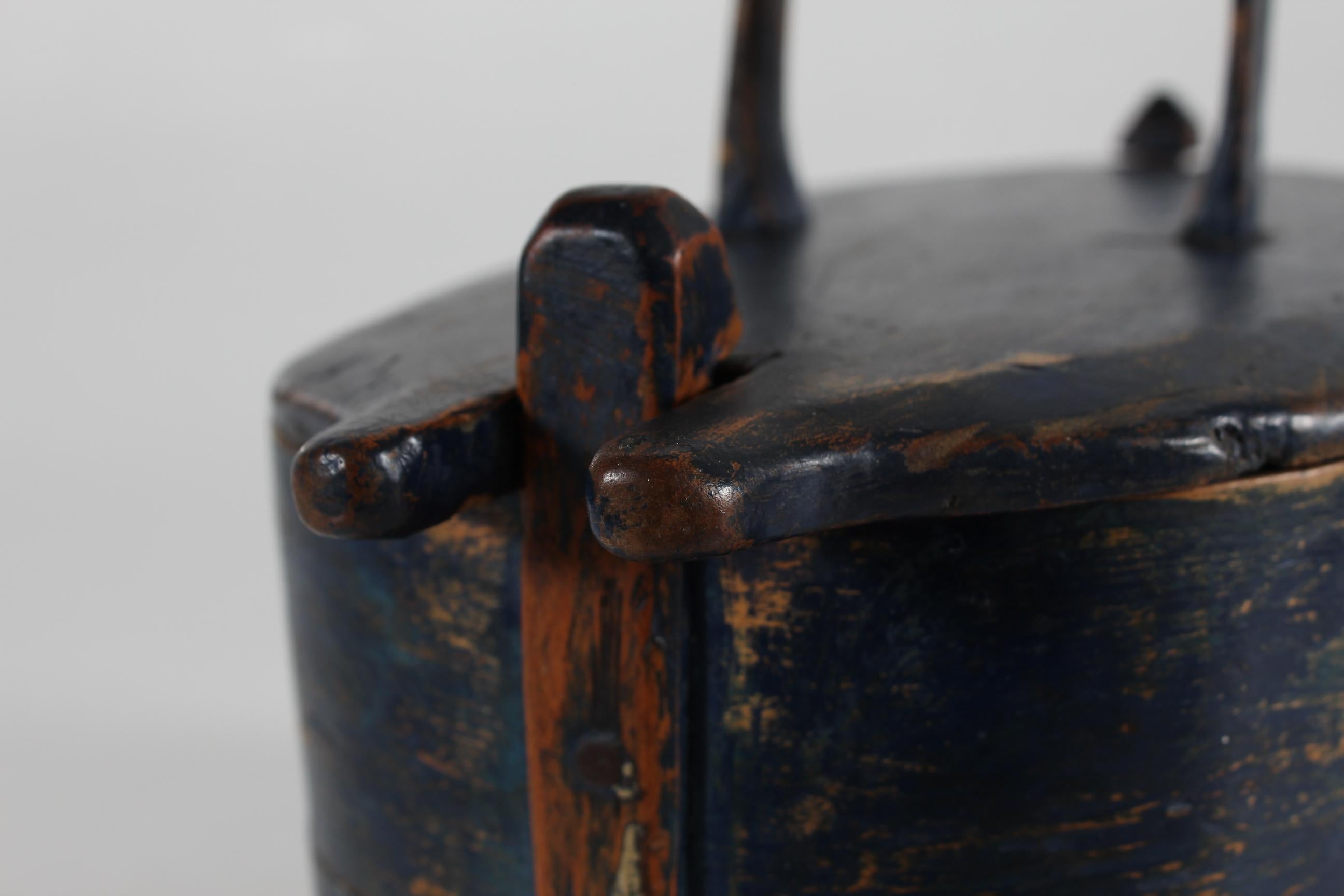 XIXe siècle Antique Folk Art Tejne Wood Container Original Blue Paint, Denmark ca 1850s en vente