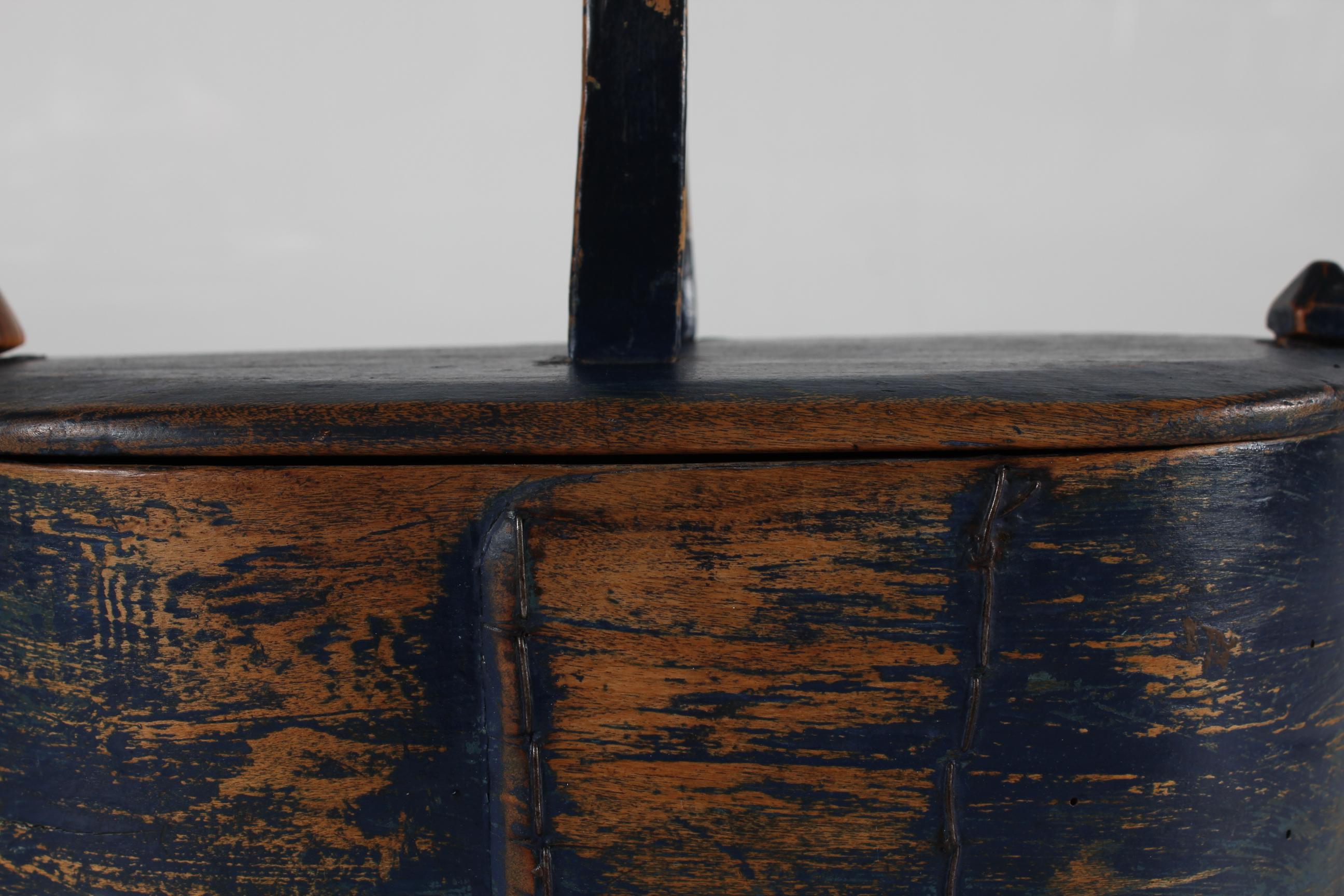 Bois Antique Folk Art Tejne Wood Container Original Blue Paint, Denmark ca 1850s en vente
