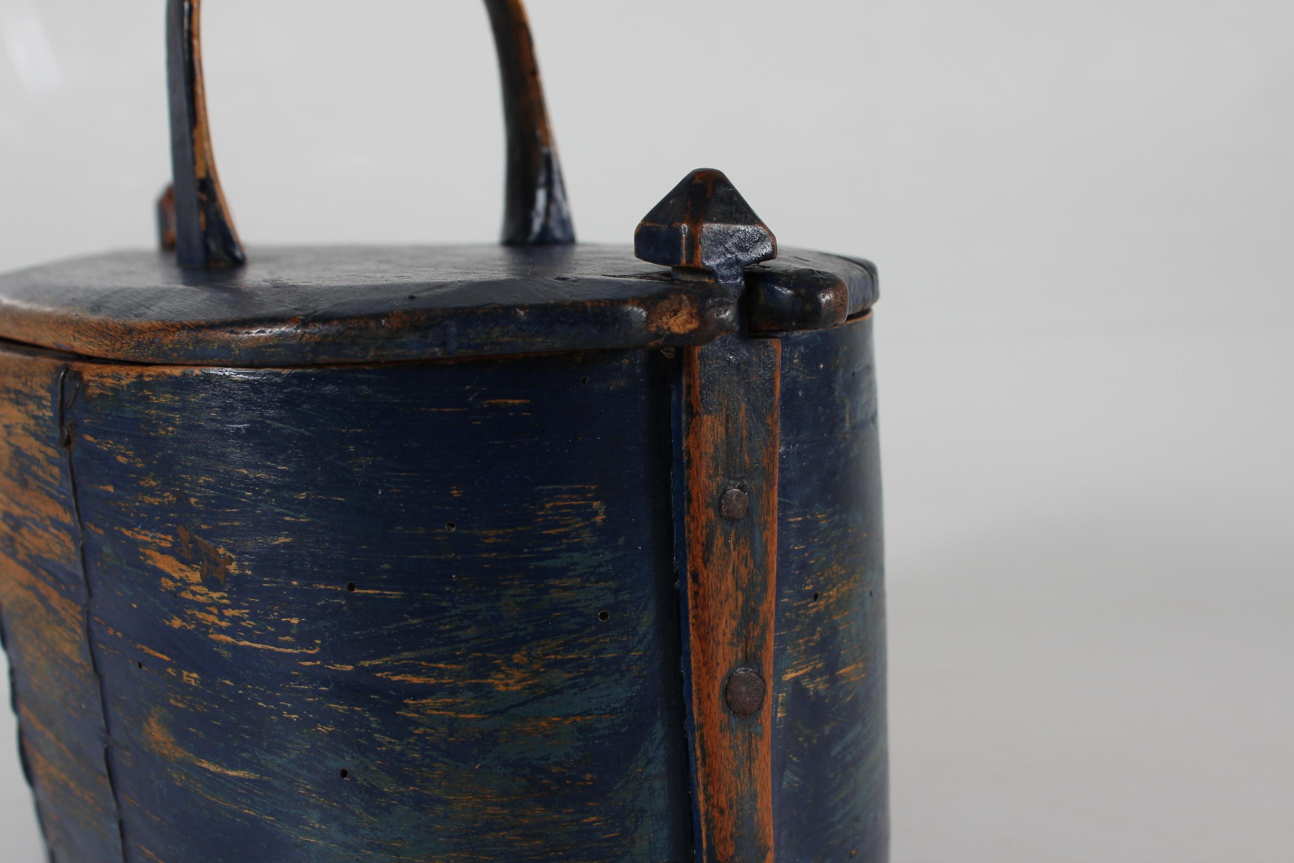 Antique Folk Art Tejne Wood Container Original Blue Paint, Denmark ca 1850s en vente 1