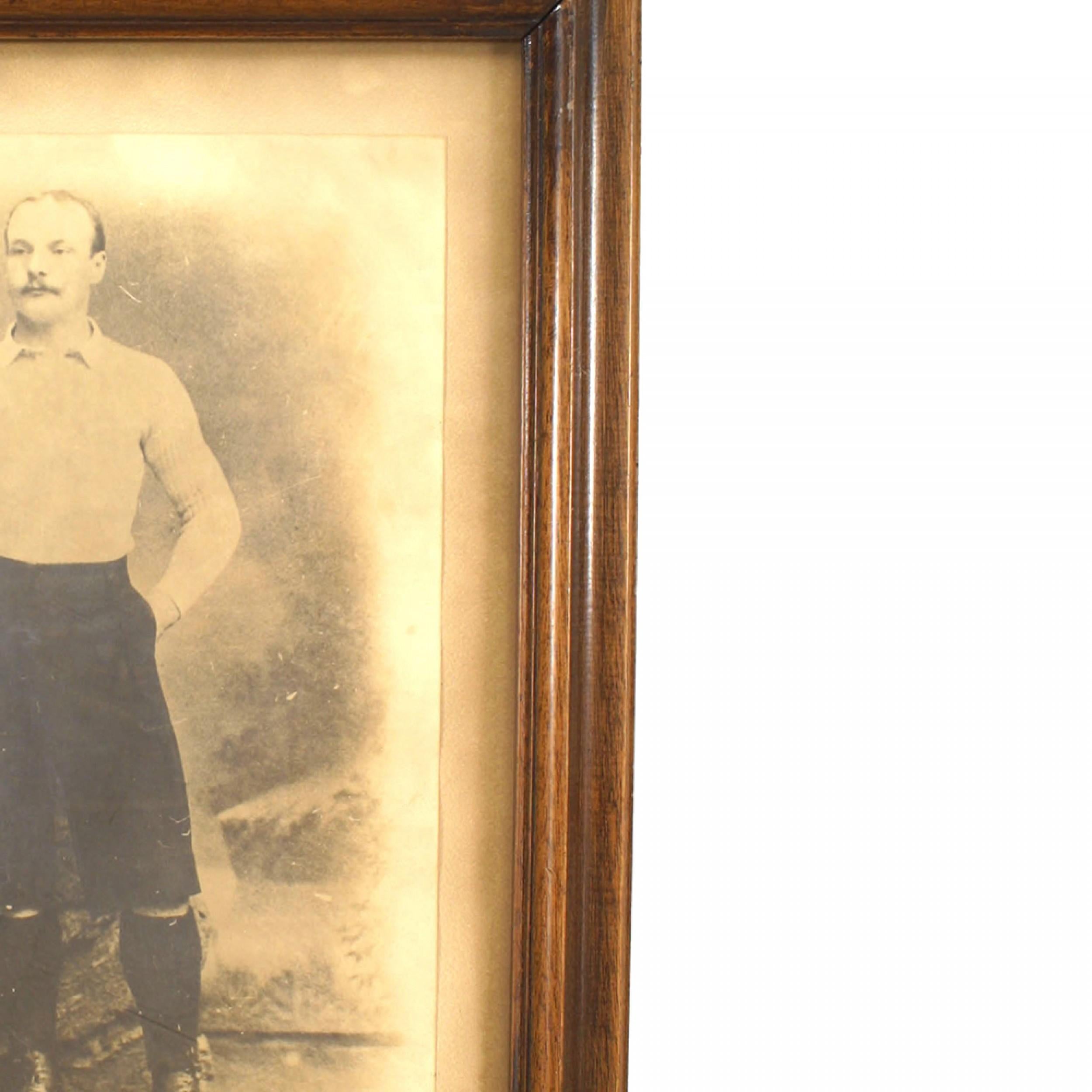 Coloniale britannico Fotografia antica di un giocatore di calcio in vendita