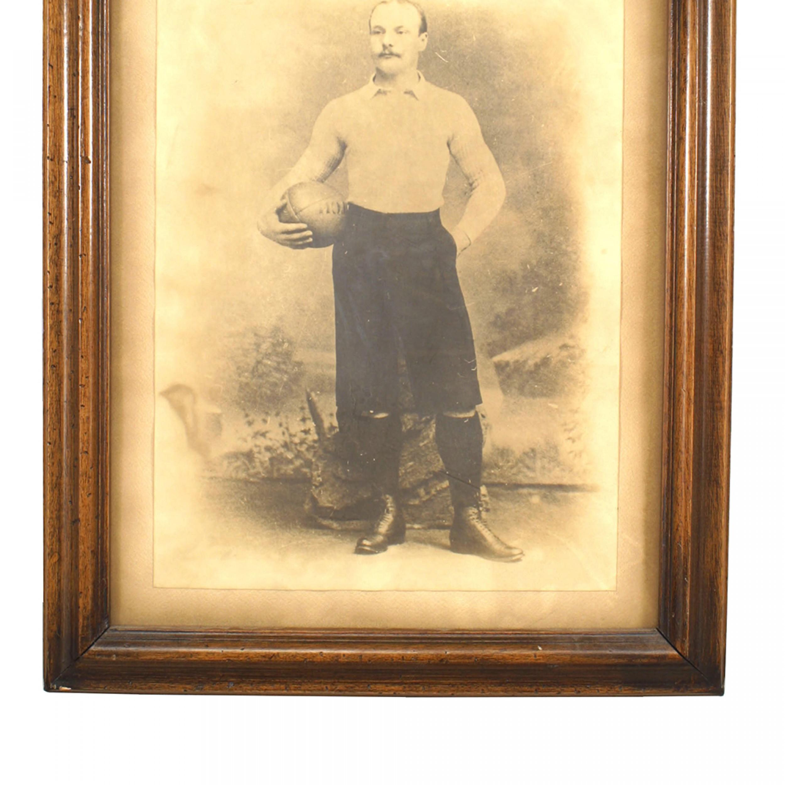 Britannico Fotografia antica di un giocatore di calcio in vendita