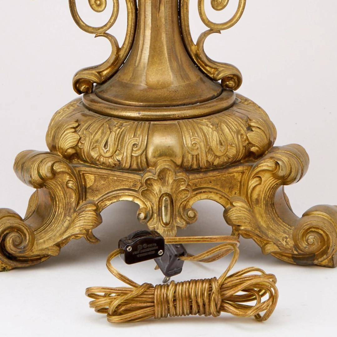 Lampe de table antique à pied en bronze doré gravé à la main Cranberry en vente 2