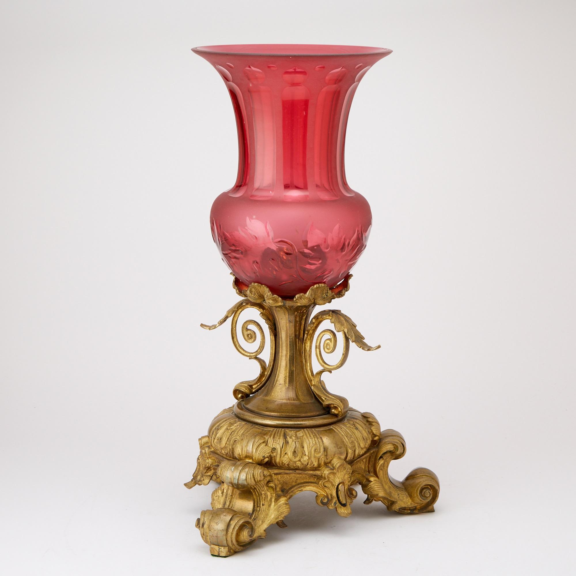 Lampe de table antique à pied en bronze doré gravé à la main Cranberry en vente 5