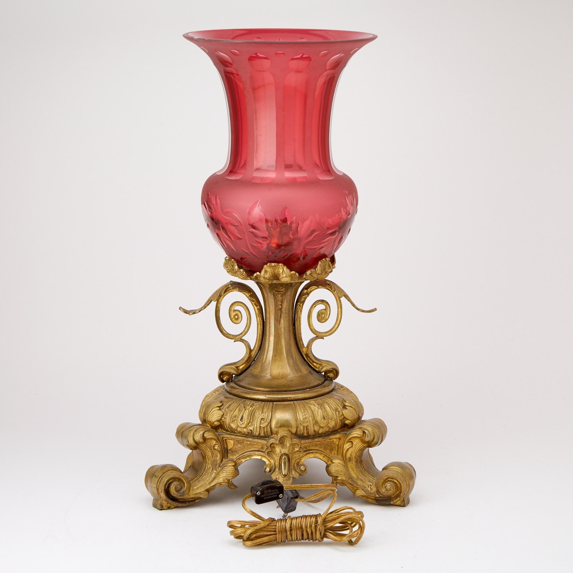 Néo-rococo Lampe de table antique à pied en bronze doré gravé à la main Cranberry en vente