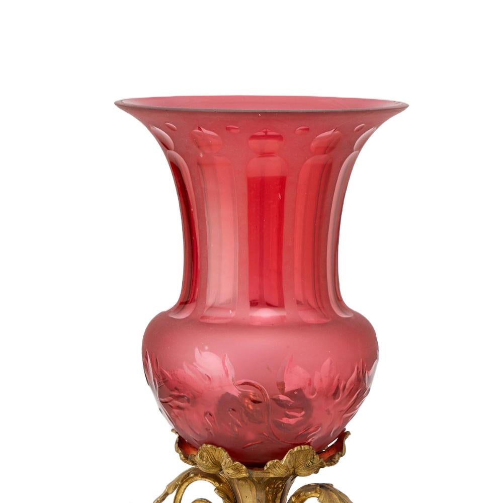 Français Lampe de table antique à pied en bronze doré gravé à la main Cranberry en vente