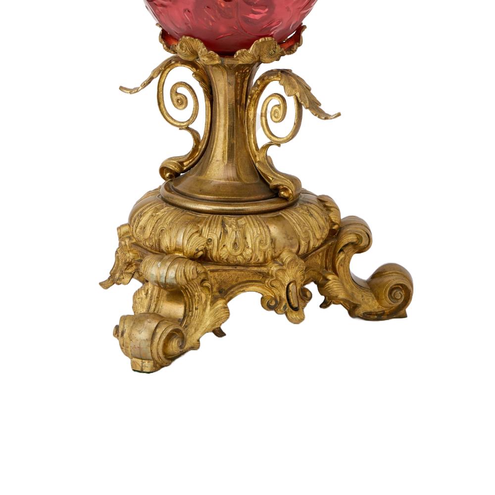 Buriné Lampe de table antique à pied en bronze doré gravé à la main Cranberry en vente