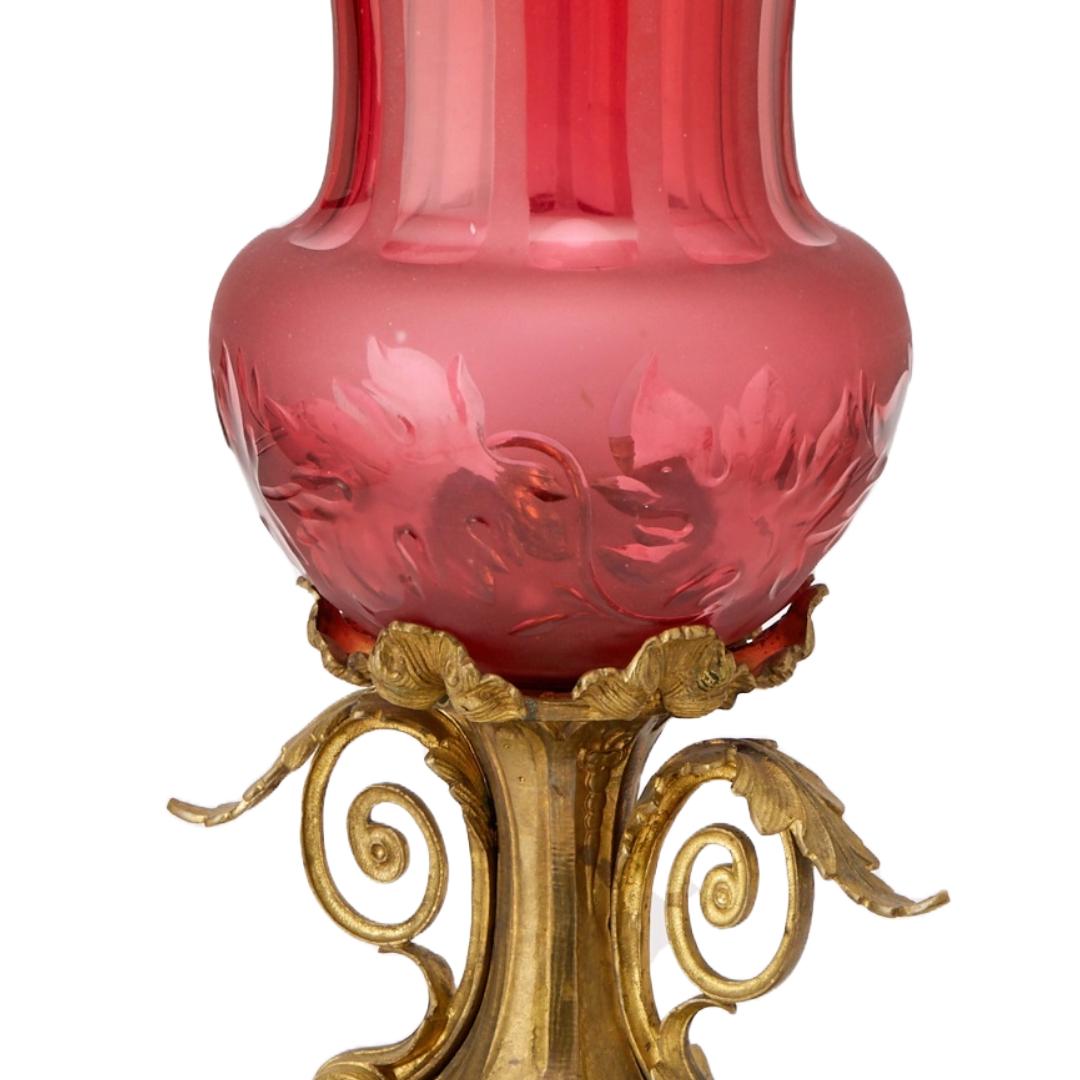 Lampe de table antique à pied en bronze doré gravé à la main Cranberry Bon état - En vente à Tarry Town, NY