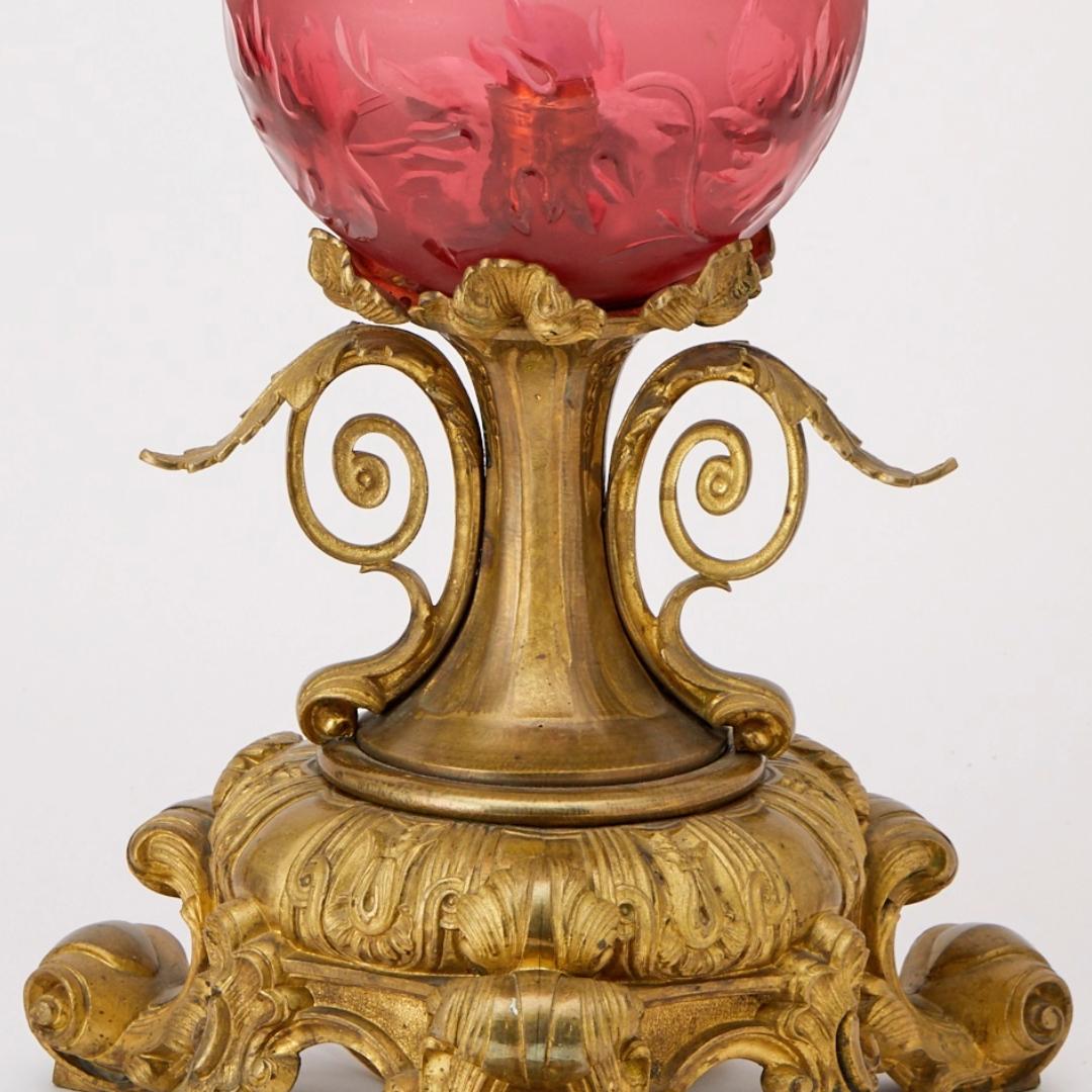 Bronze Lampe de table antique à pied en bronze doré gravé à la main Cranberry en vente