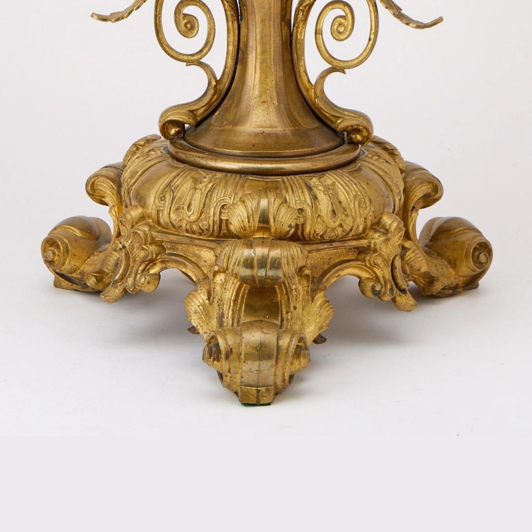 Lampe de table antique à pied en bronze doré gravé à la main Cranberry en vente 1