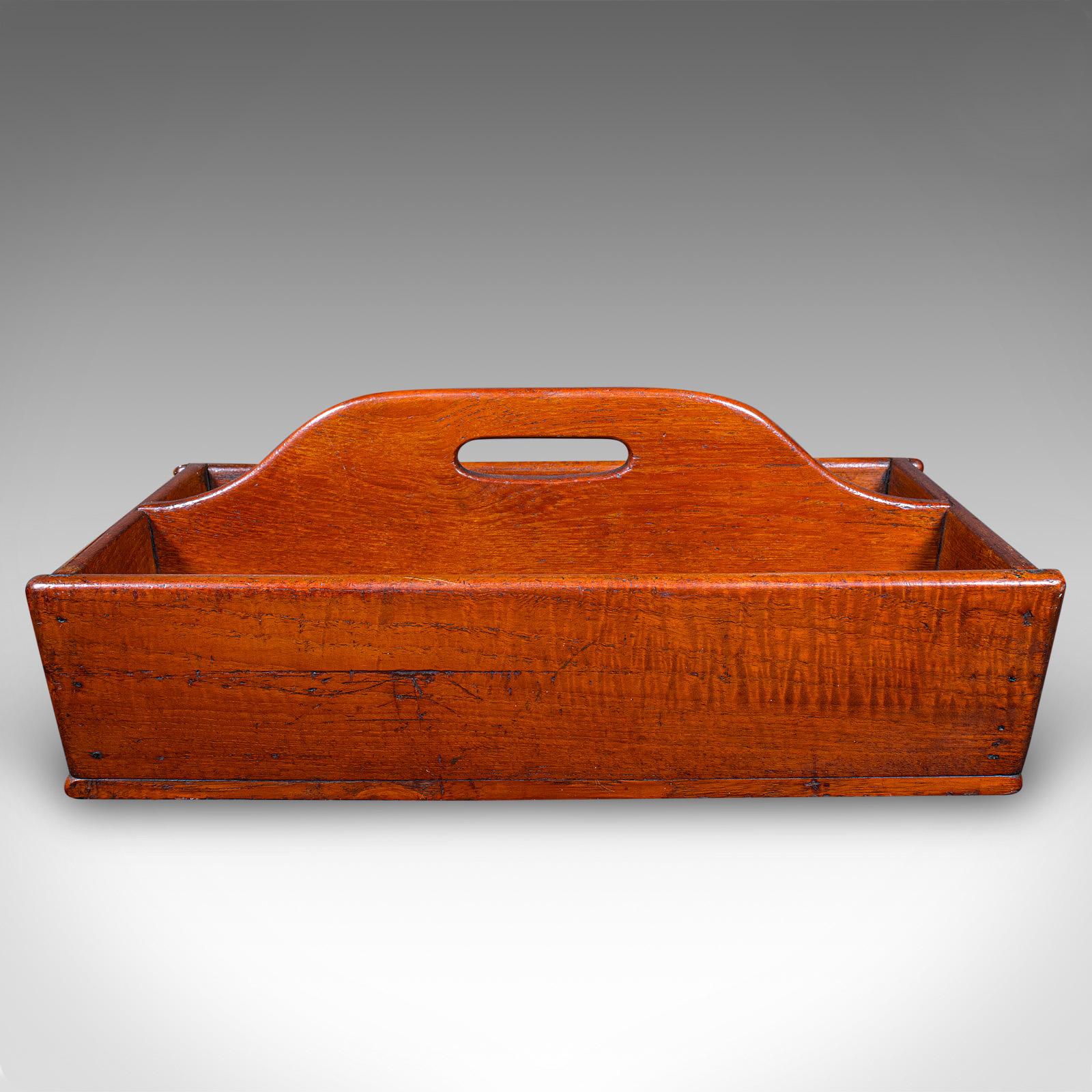 Si tratta di un affascinante vassoio da trasporto antico per camerieri. Scatola da lavoro per maggiordomo inglese in legno di quercia e frutta, risalente al primo periodo vittoriano, circa 1850. Un pezzo deliziosamente pratico con un carattere da