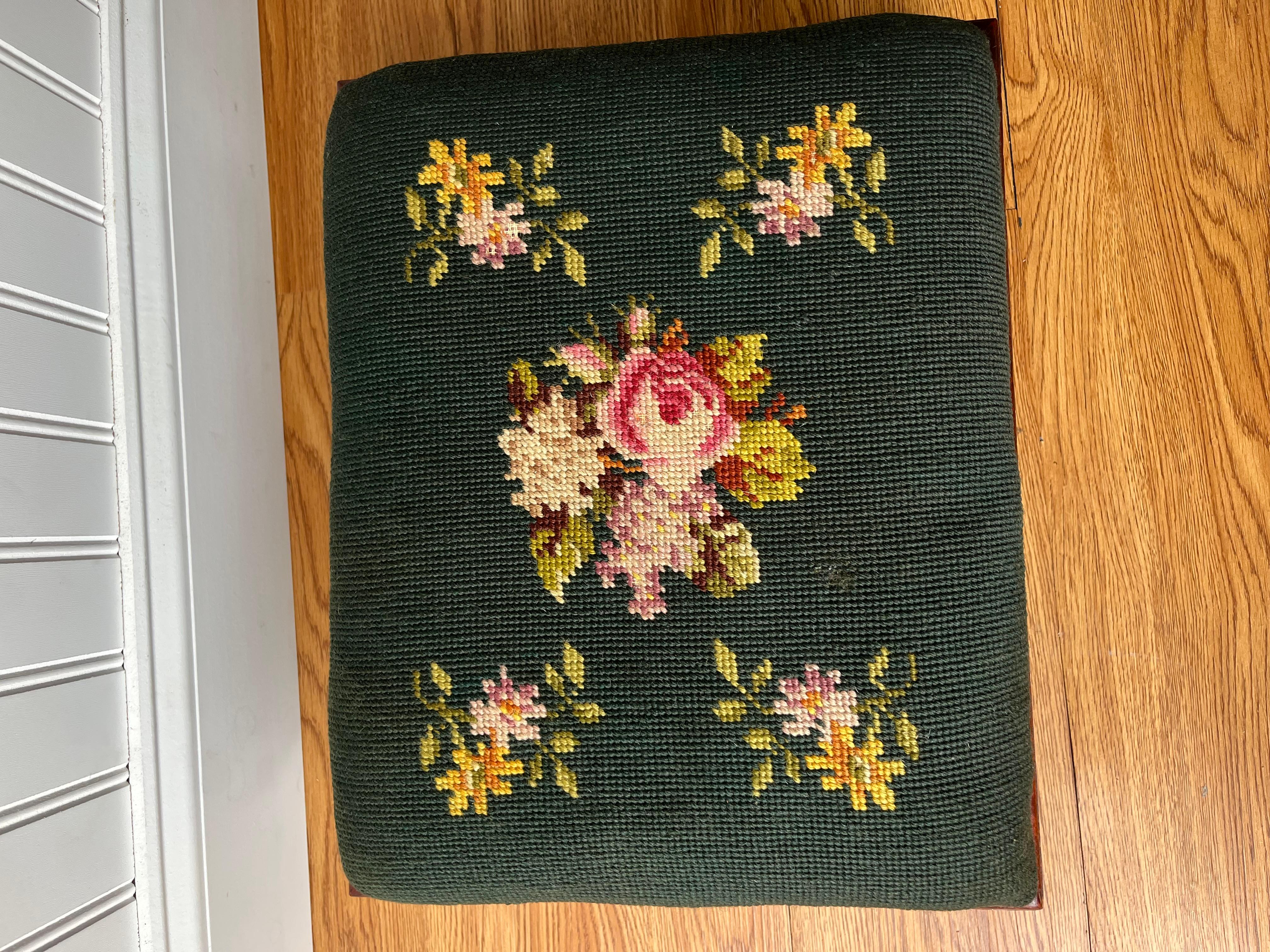 Antique Footstool circa 1880s Hand Needlepoint Floral Tapestry + Carved Wood Foo en venta 3