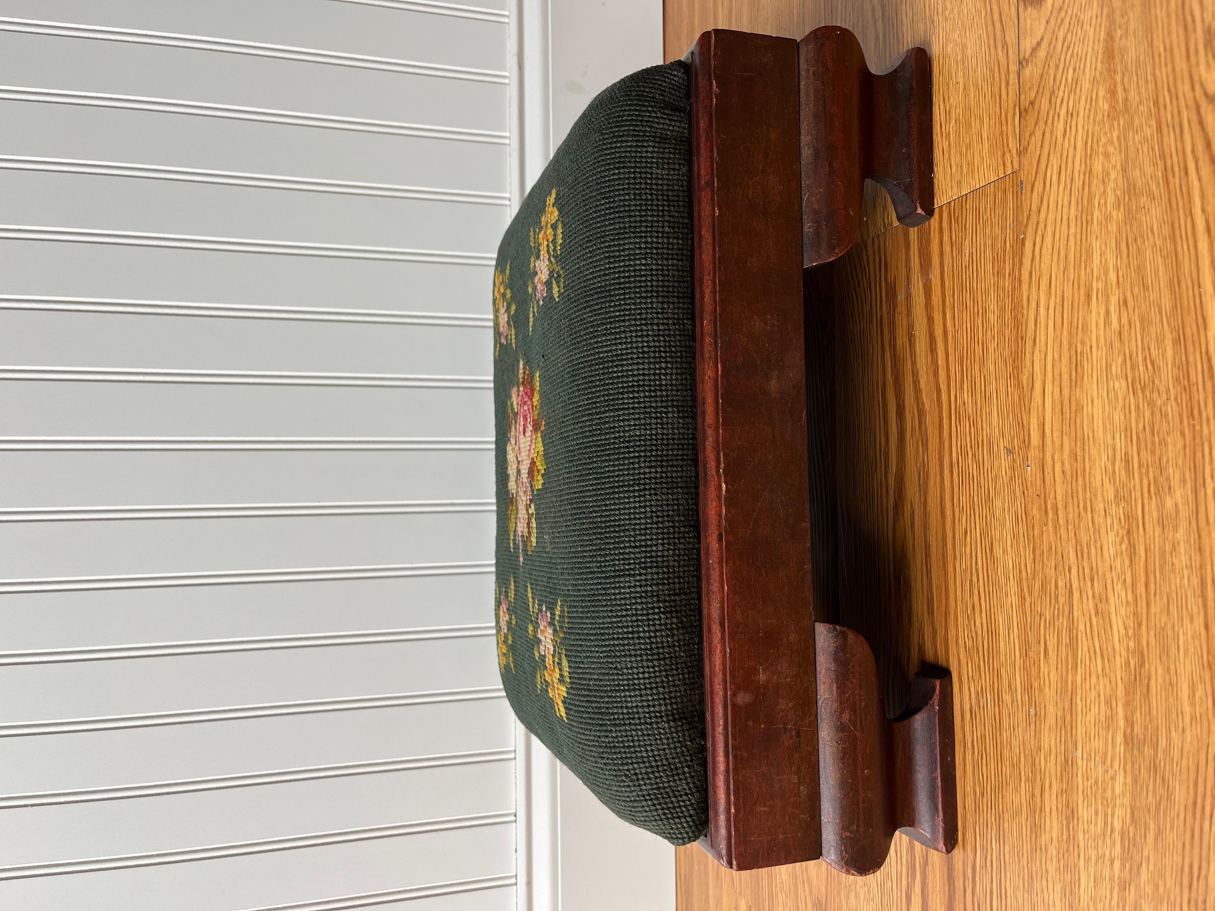 Antique Footstool circa 1880s Hand Needlepoint Floral Tapestry + Carved Wood Foo siglo XIX en venta