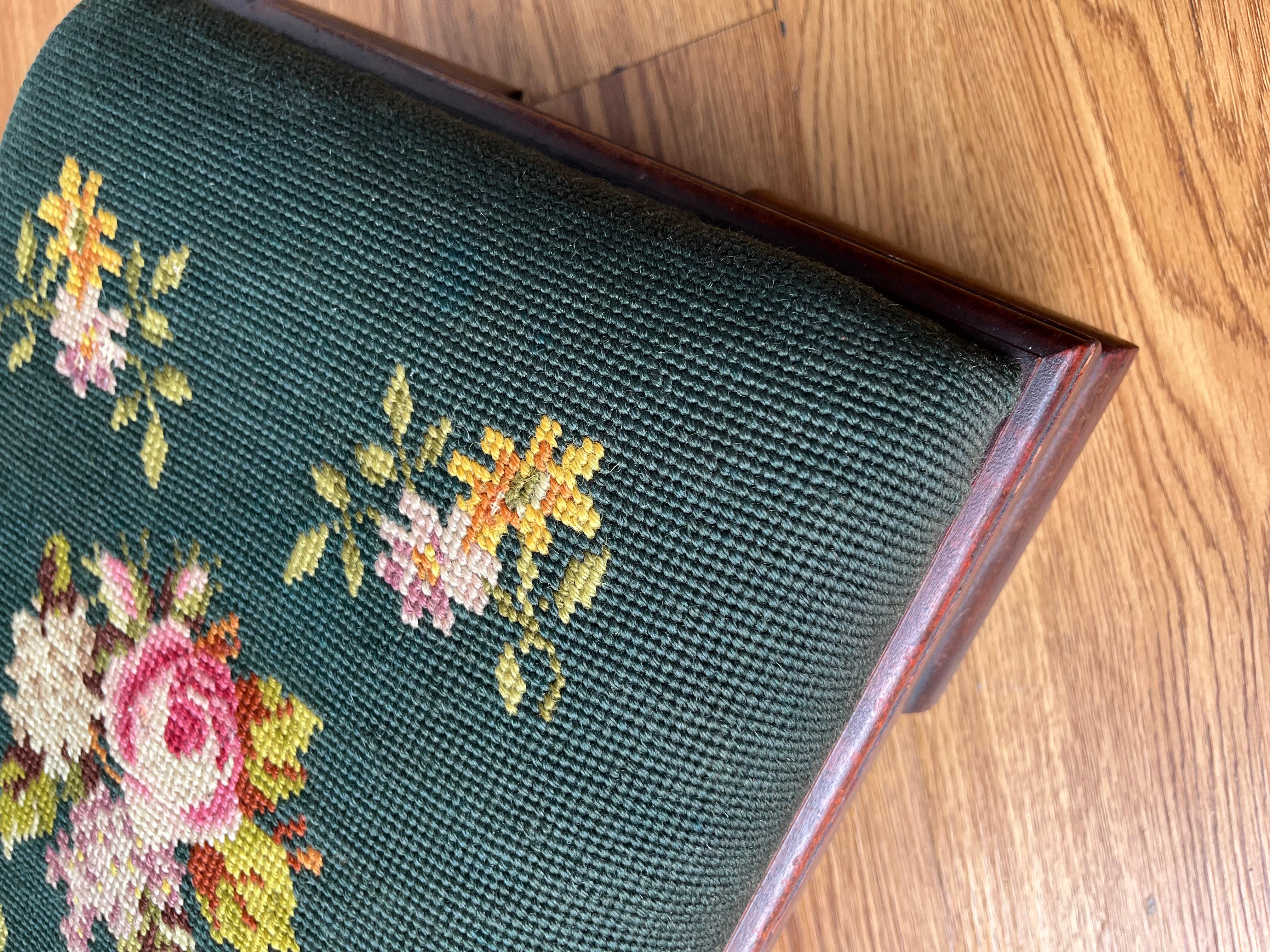 Antique Footstool circa 1880s Hand Needlepoint Floral Tapestry + Carved Wood Foo en venta 1